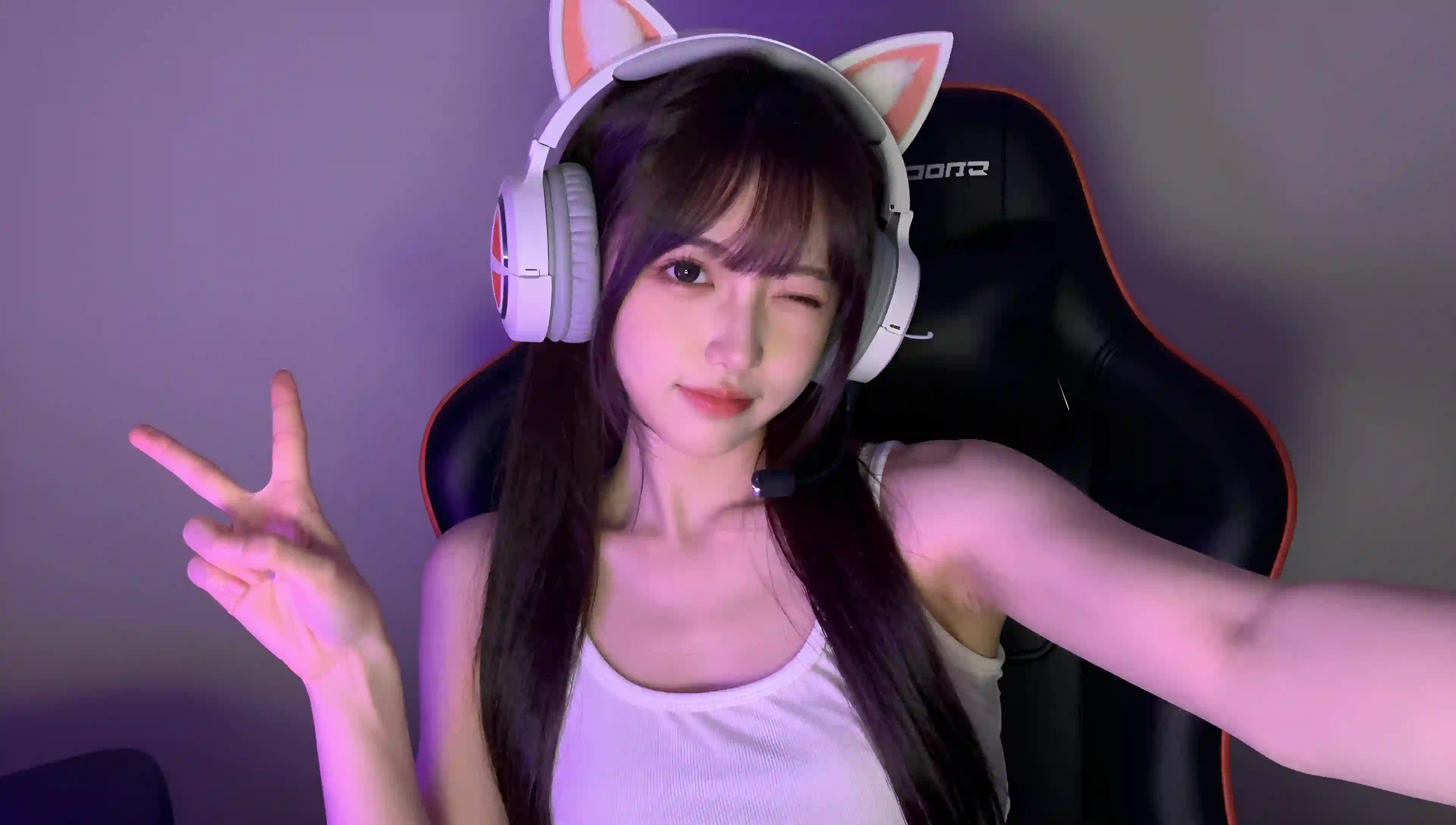 电竞女孩 耳机 暖色调 长发美女 白色吊带 清纯 wink