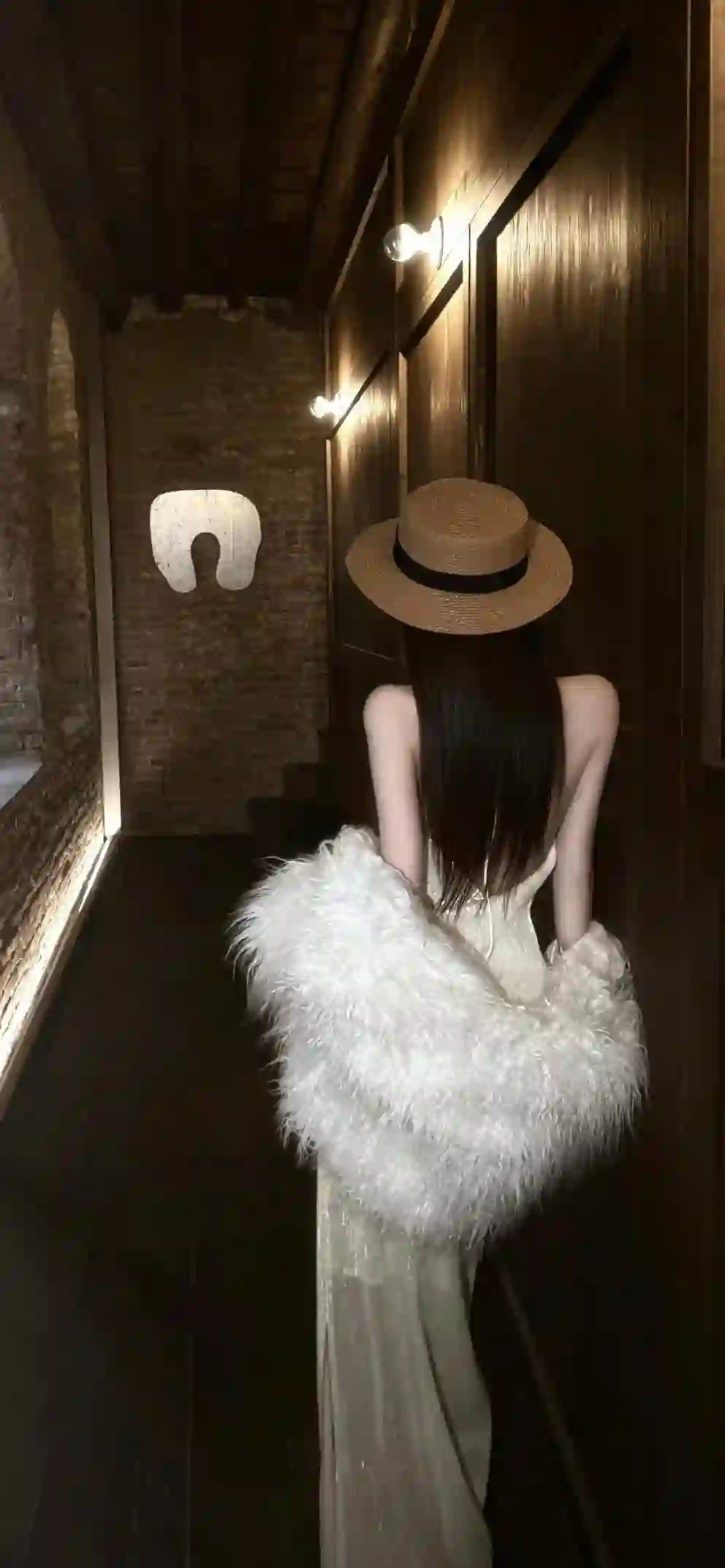 草帽 背影 长发少女 暖光长廊 时尚穿搭 优雅