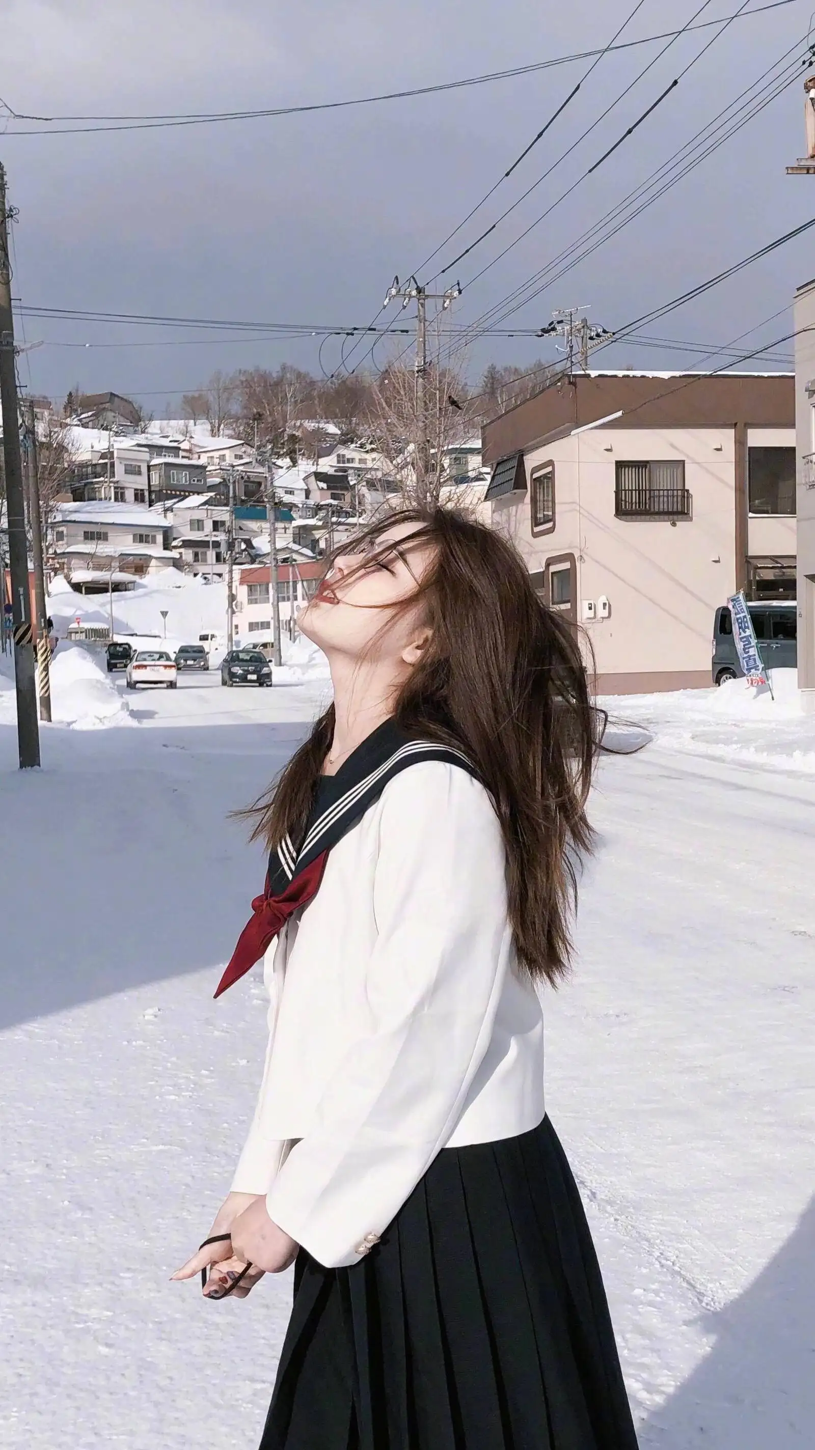 雪地里的长发jk美女