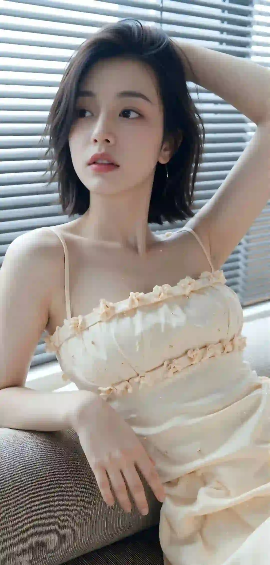 短发美女 白色裙子 性感吊带