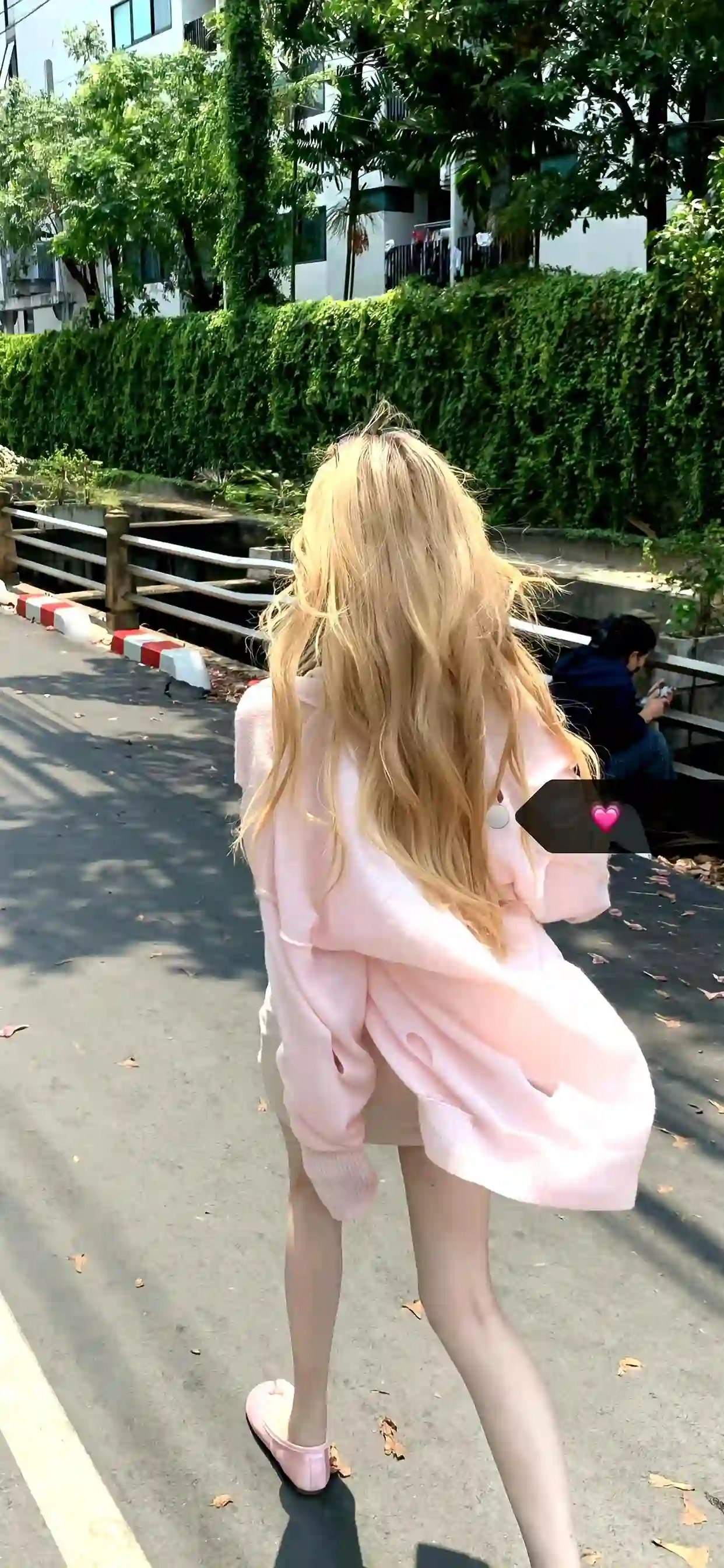 黄色头发女孩 户外
