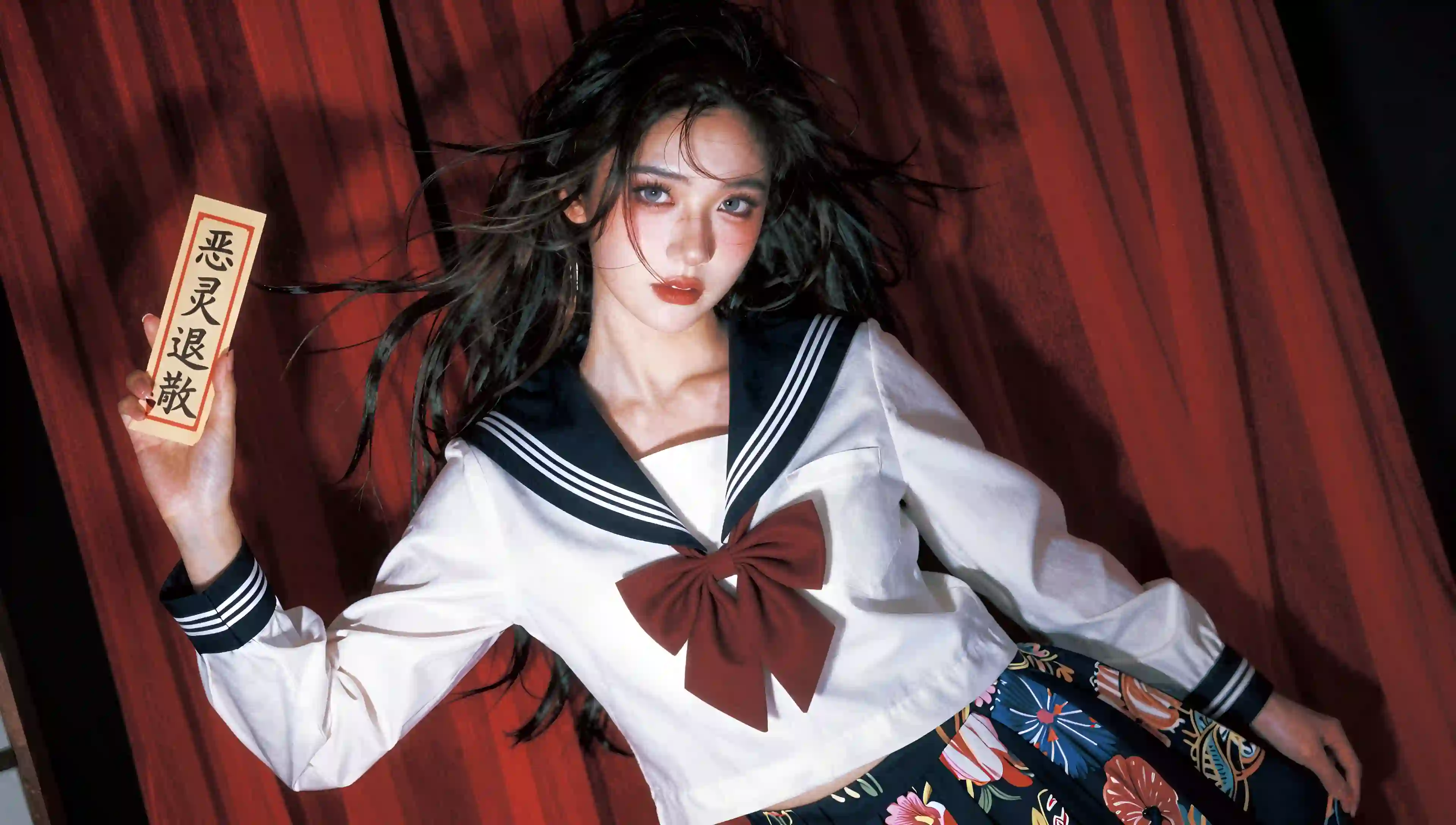 长发清纯美女 白色衣服 黑色裙子 jk穿搭 恶灵退散 