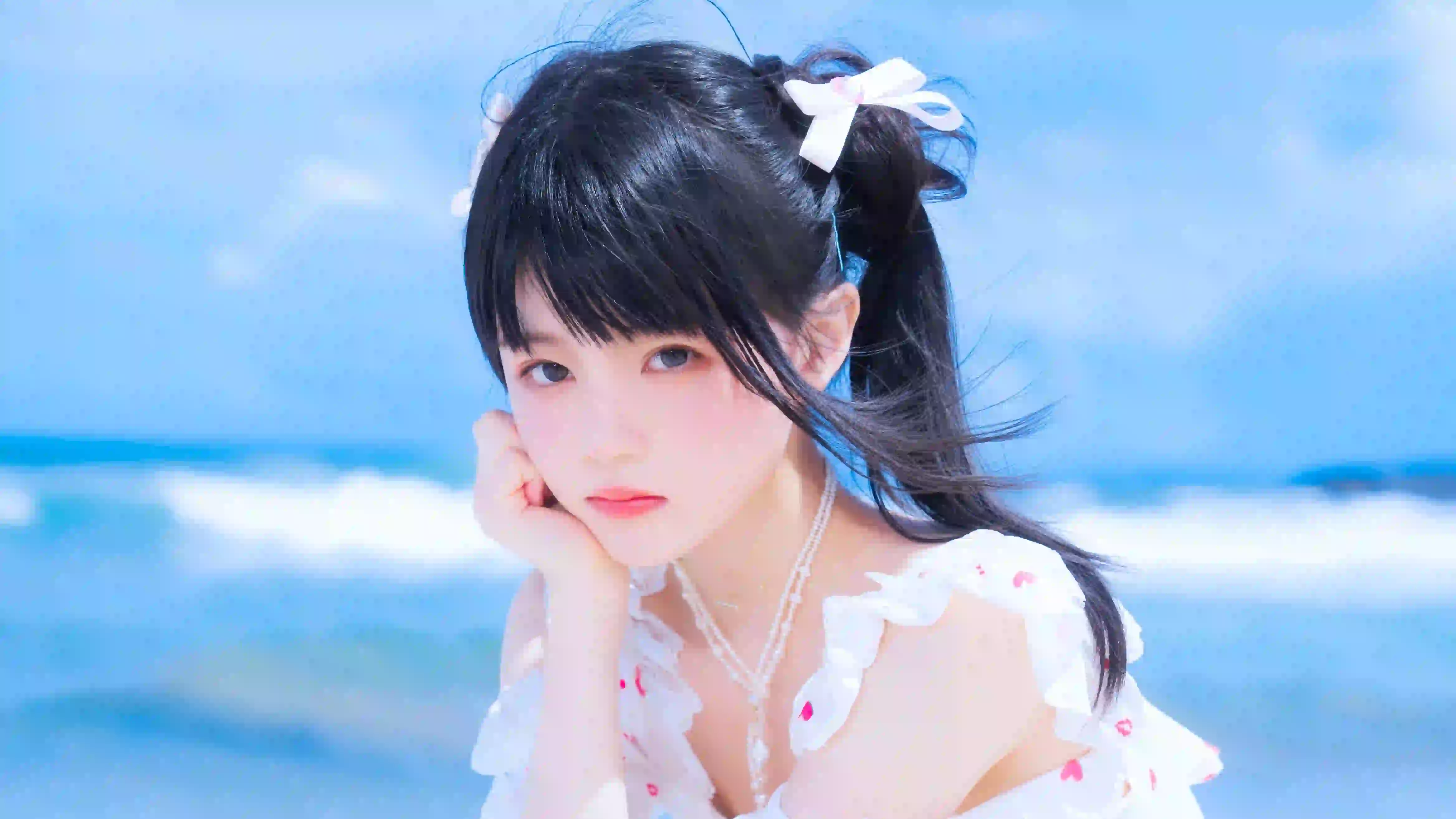 海边的长发白衣美女 可爱 海水