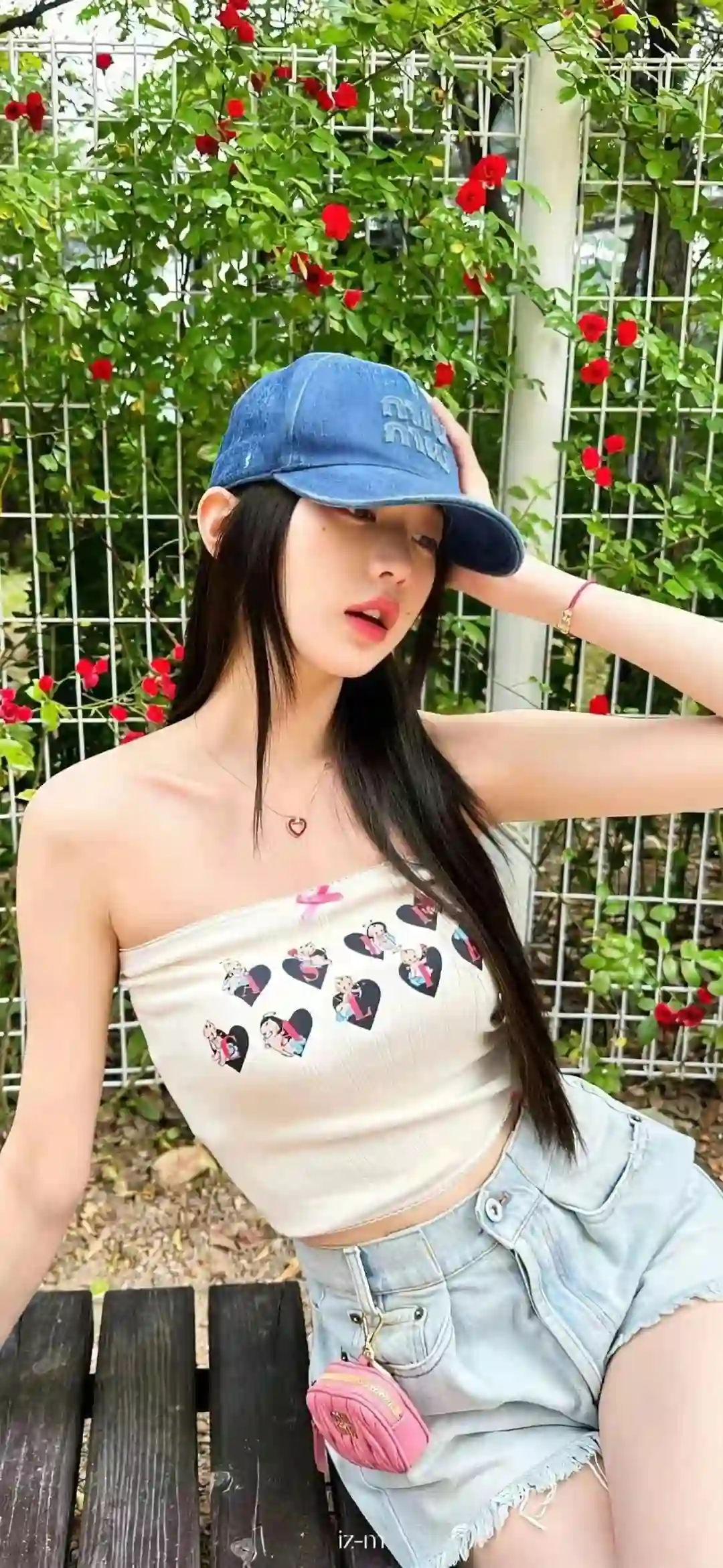 戴着鸭舌帽🧢的长发抹胸美女 户外写真