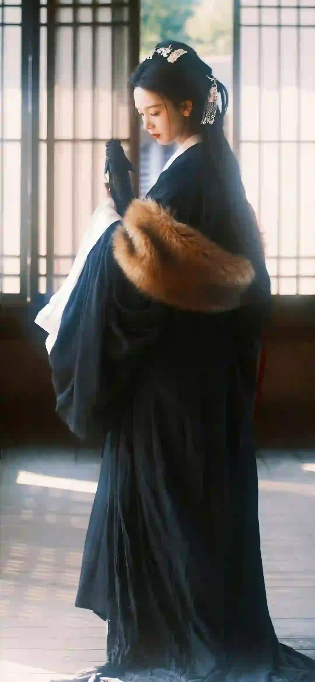 古风汉服美女 黑色长裙 中式建筑