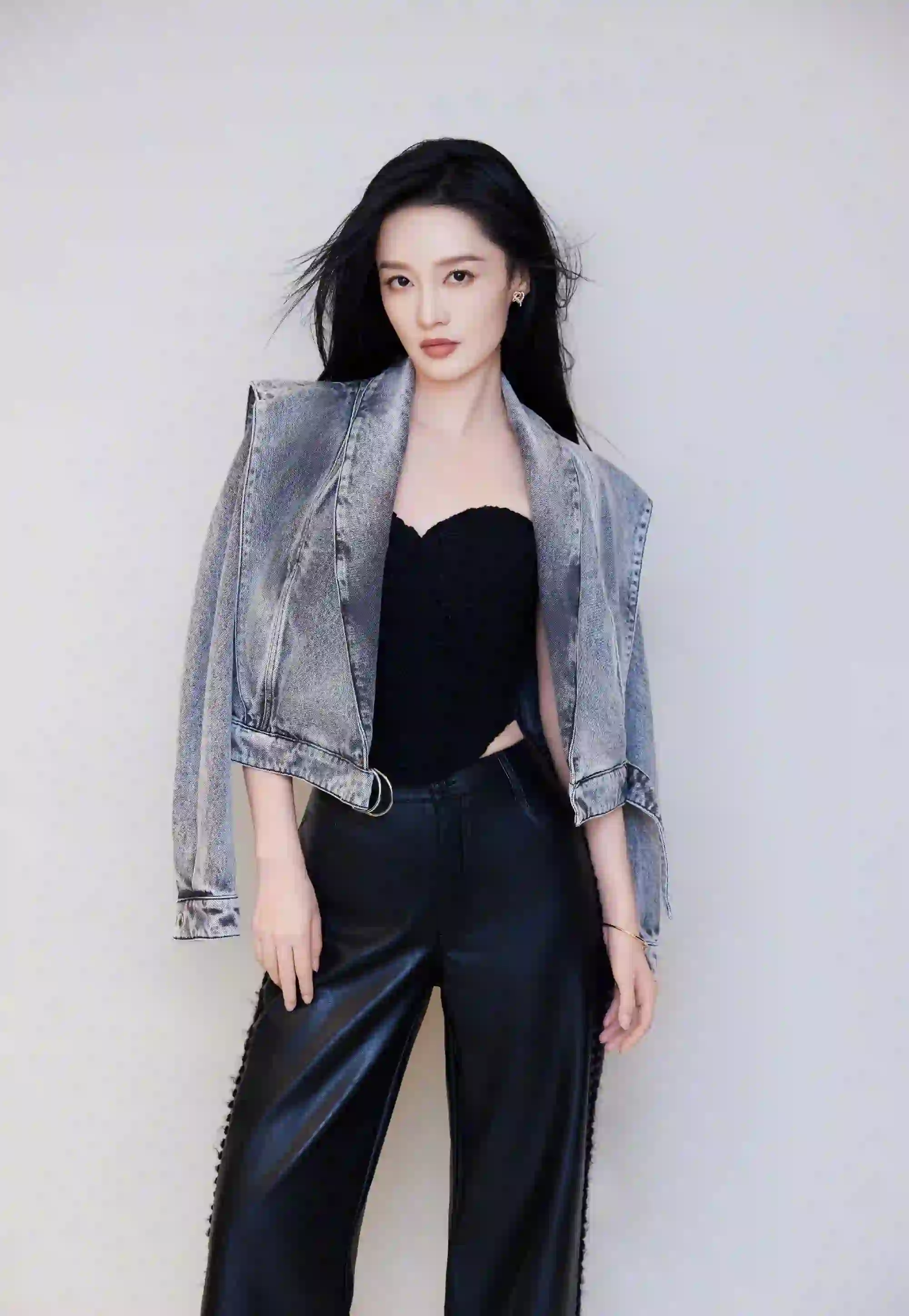 长发美女 李沁 黑色衣服 时尚穿搭
