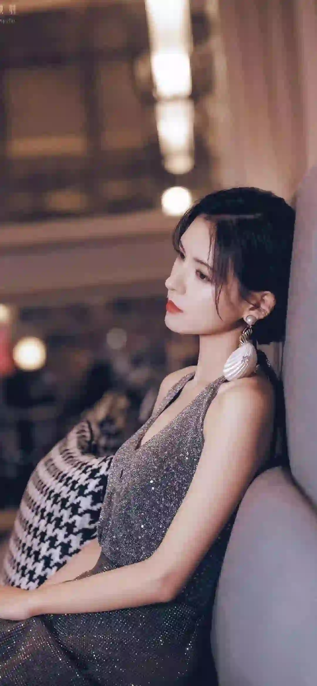 长发女孩 居家写真 个性耳坠