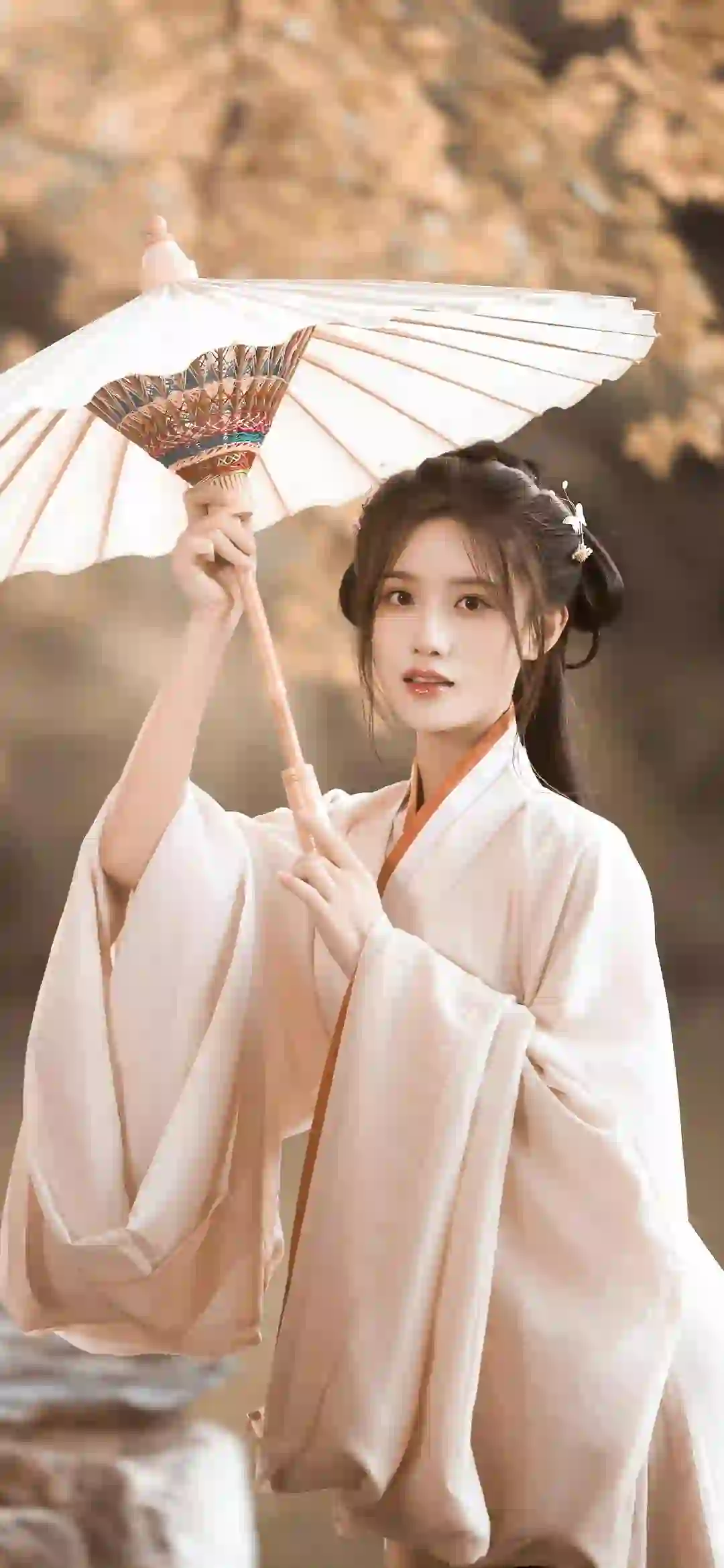 撑着伞的长发古风美女 汉服 古风 可爱 秋天