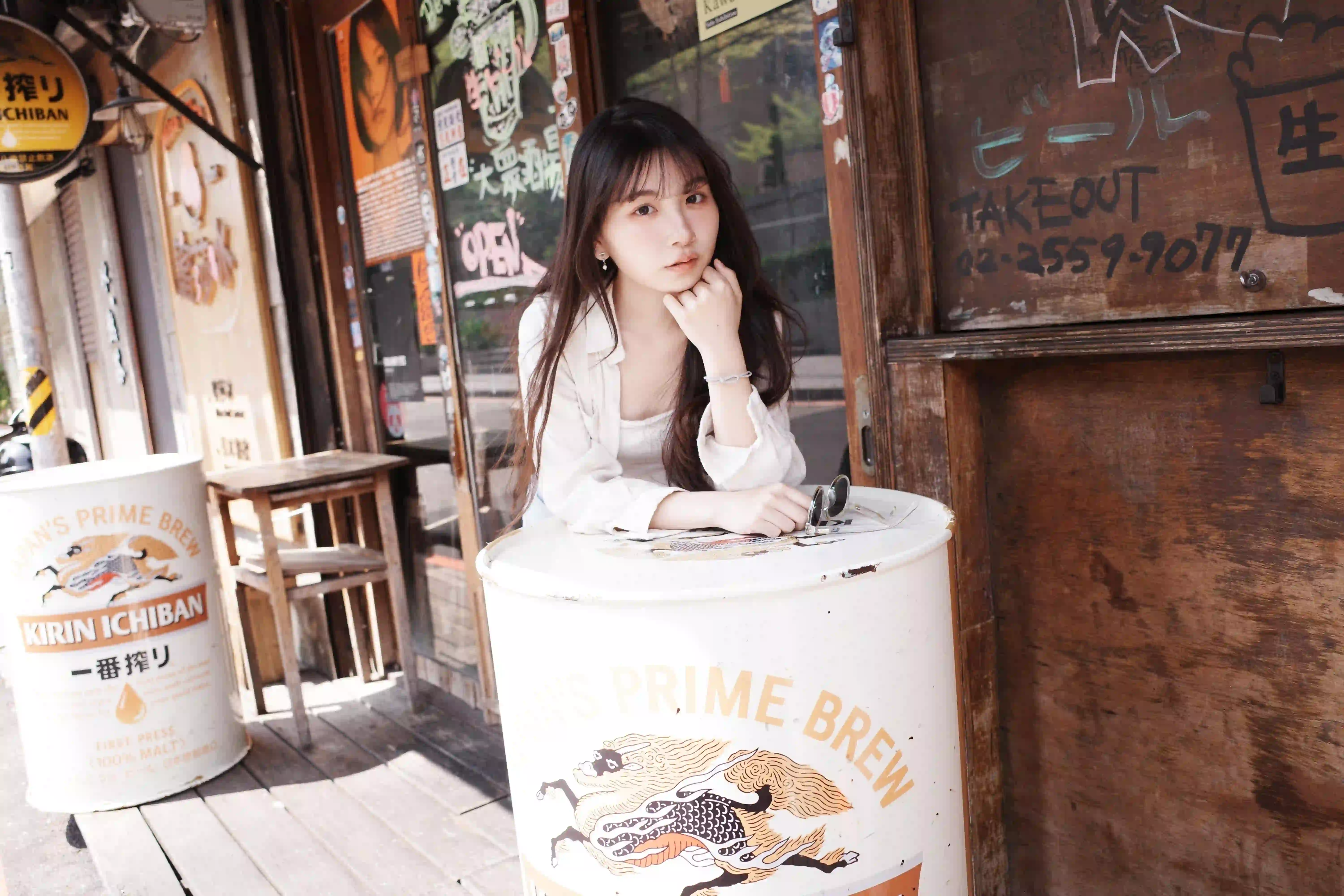 长发美女 户外写真 咖啡店  白色衣服