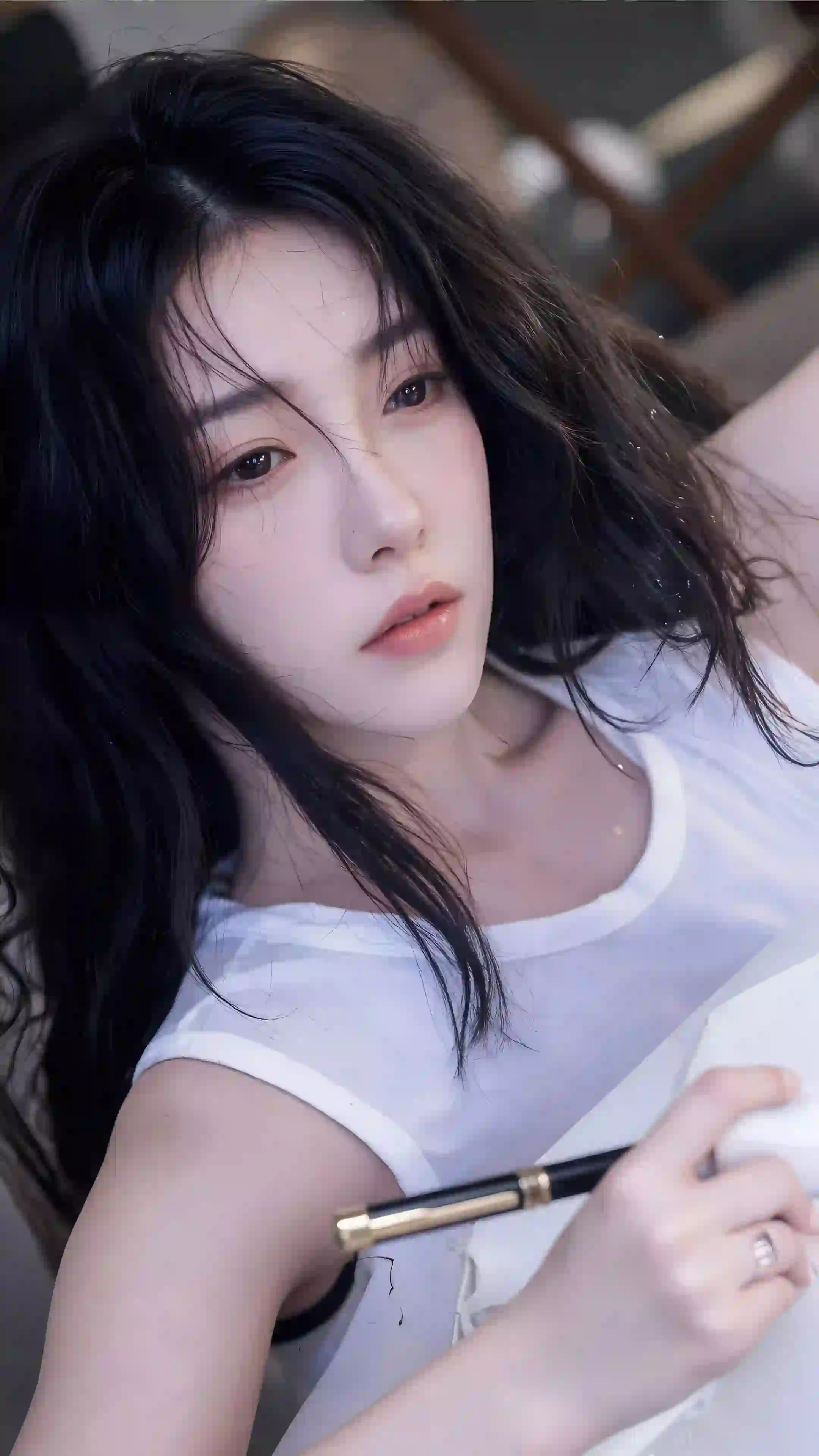 美女 户外 学习 长发清纯美女 白色衣服 图书馆