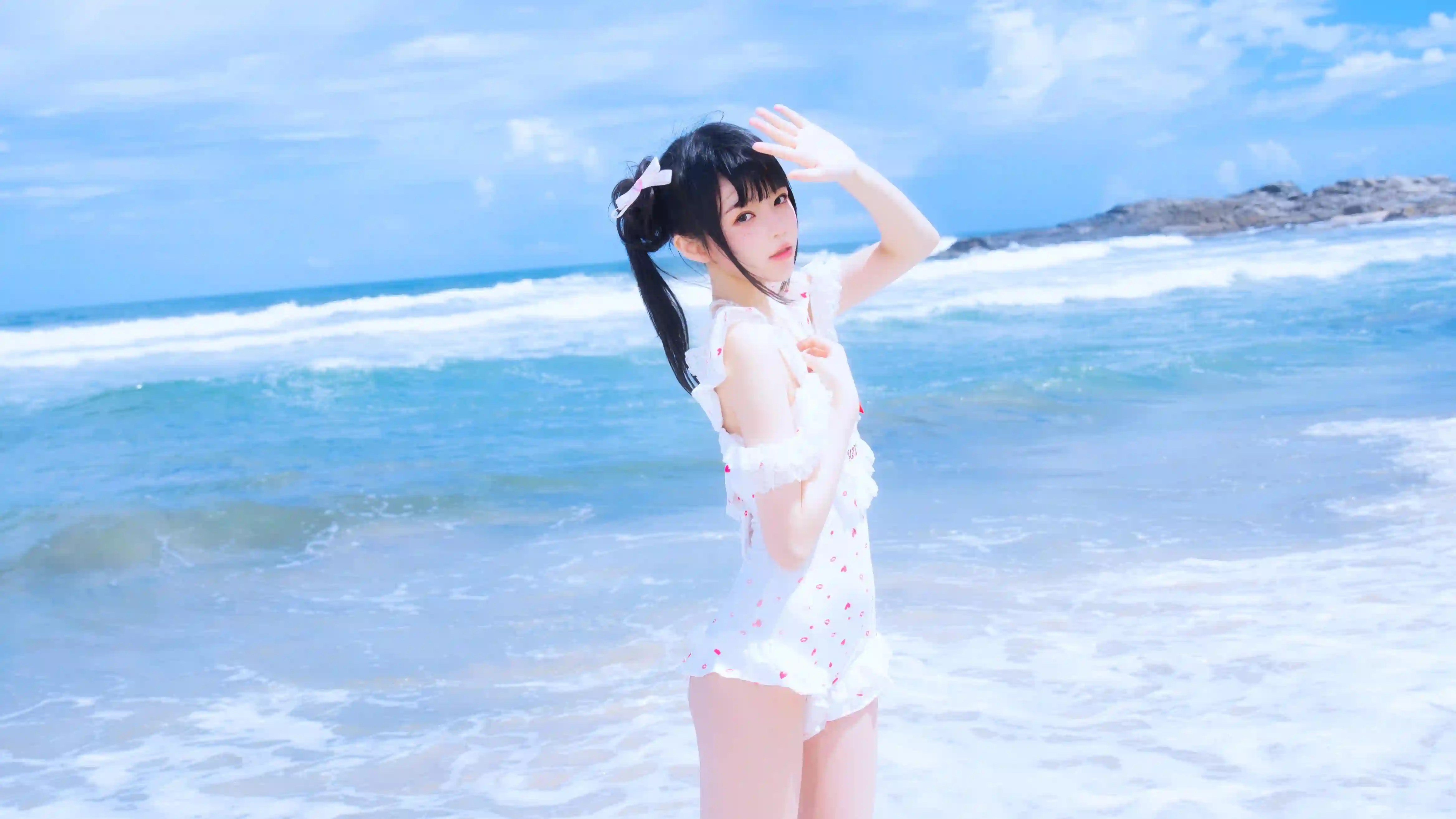 海边 泳装美女 海水 美腿