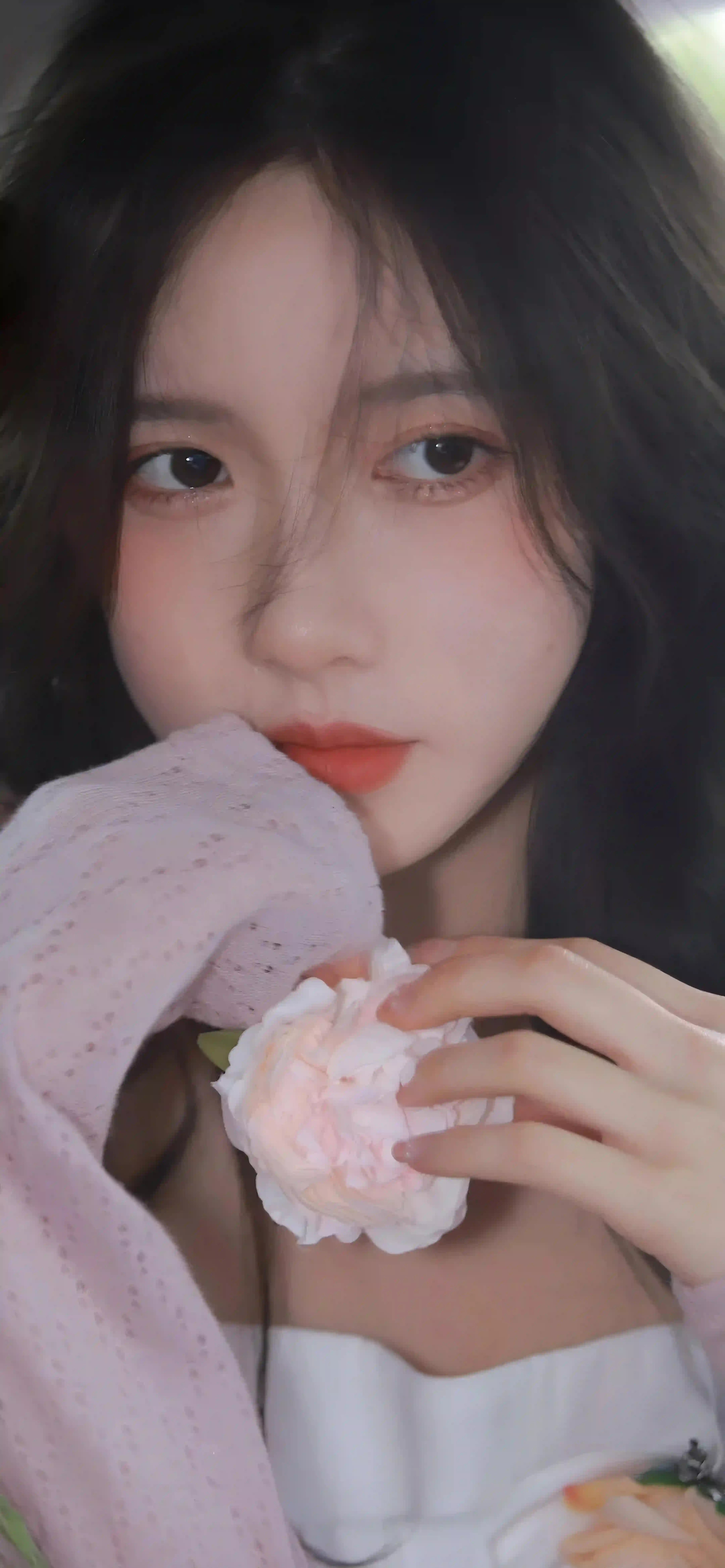 清纯美女 手捧鲜花的清纯美女 小清新风格