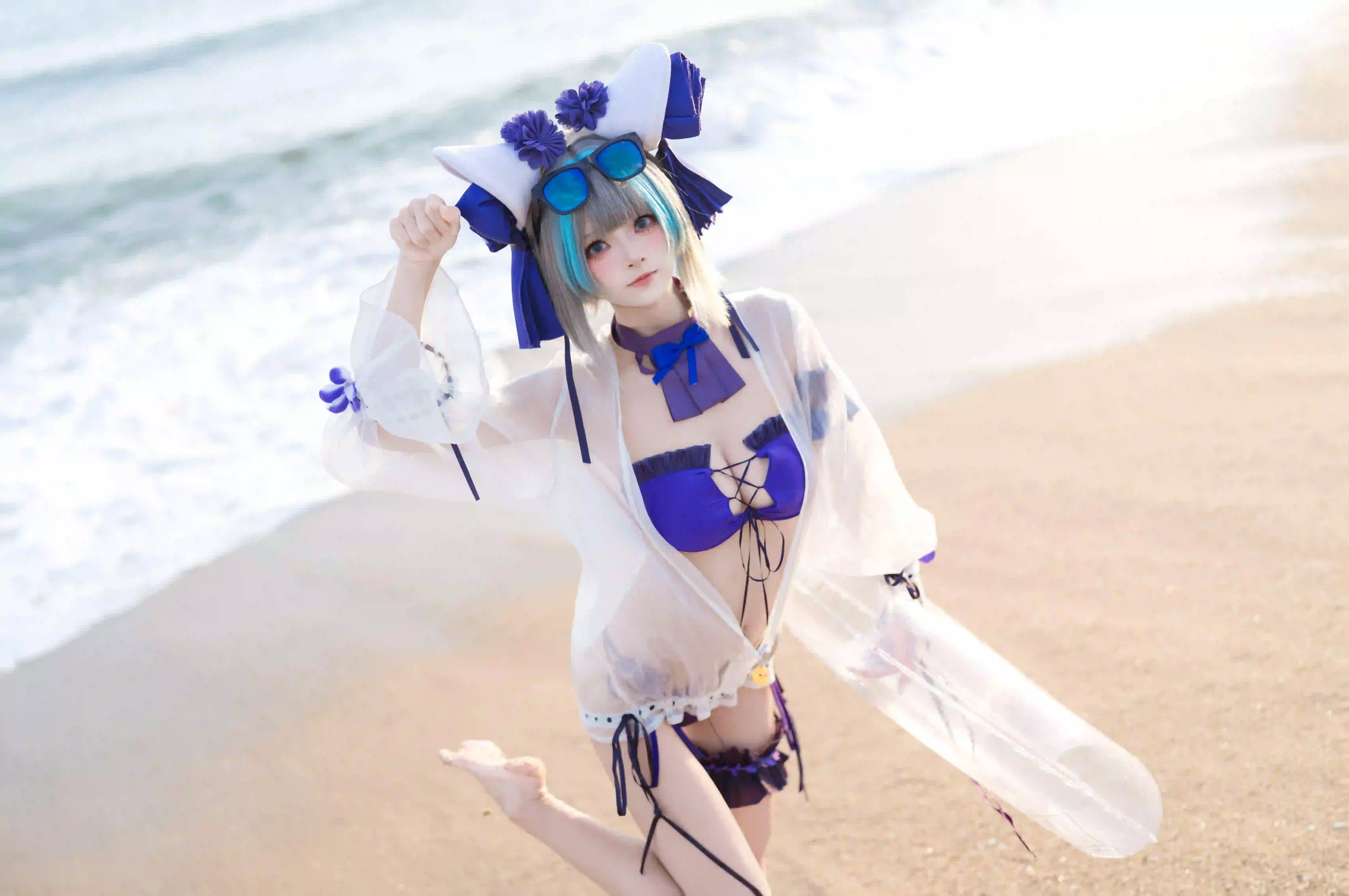 蓝色眼镜 户外 性感美女 白色衣服 海洋 沙滩 泳圈