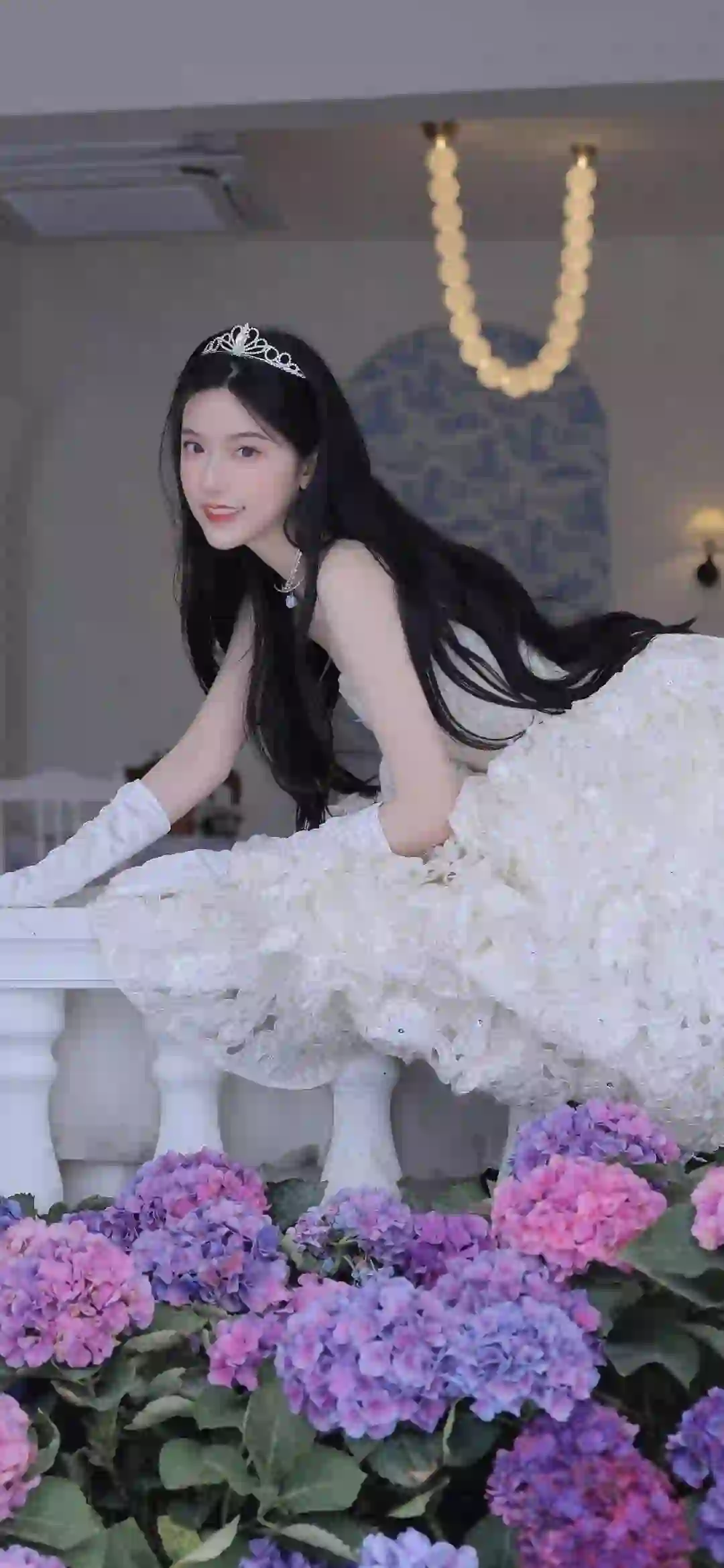 公主 长发清纯美女 抹胸穿搭 白色婚纱抹胸长裙 微笑