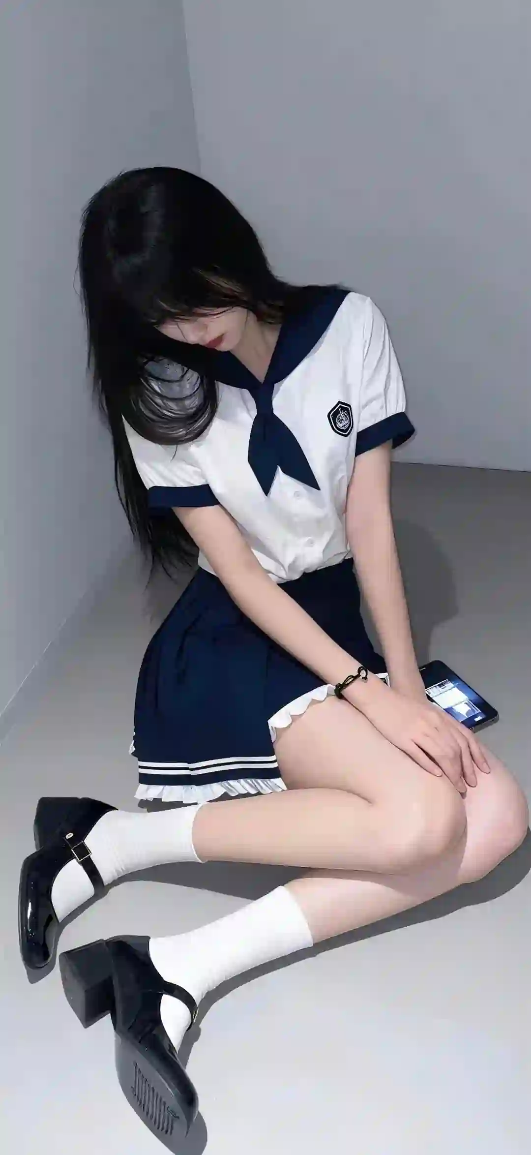 长发美女 jk穿搭 坐姿 高跟 白色衣服 制服 清纯