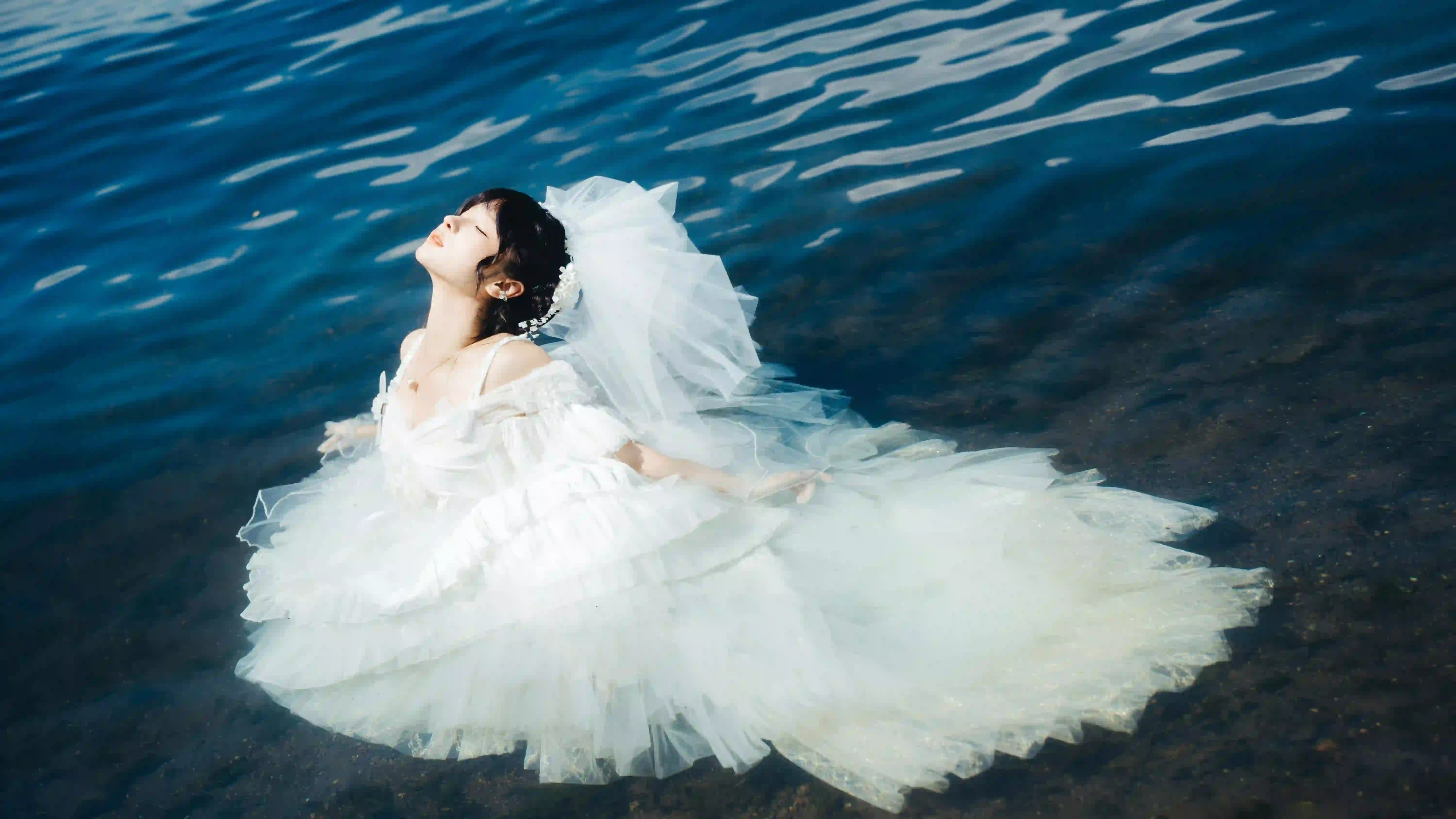 长发美女 白色长裙 婚纱 海水 海 