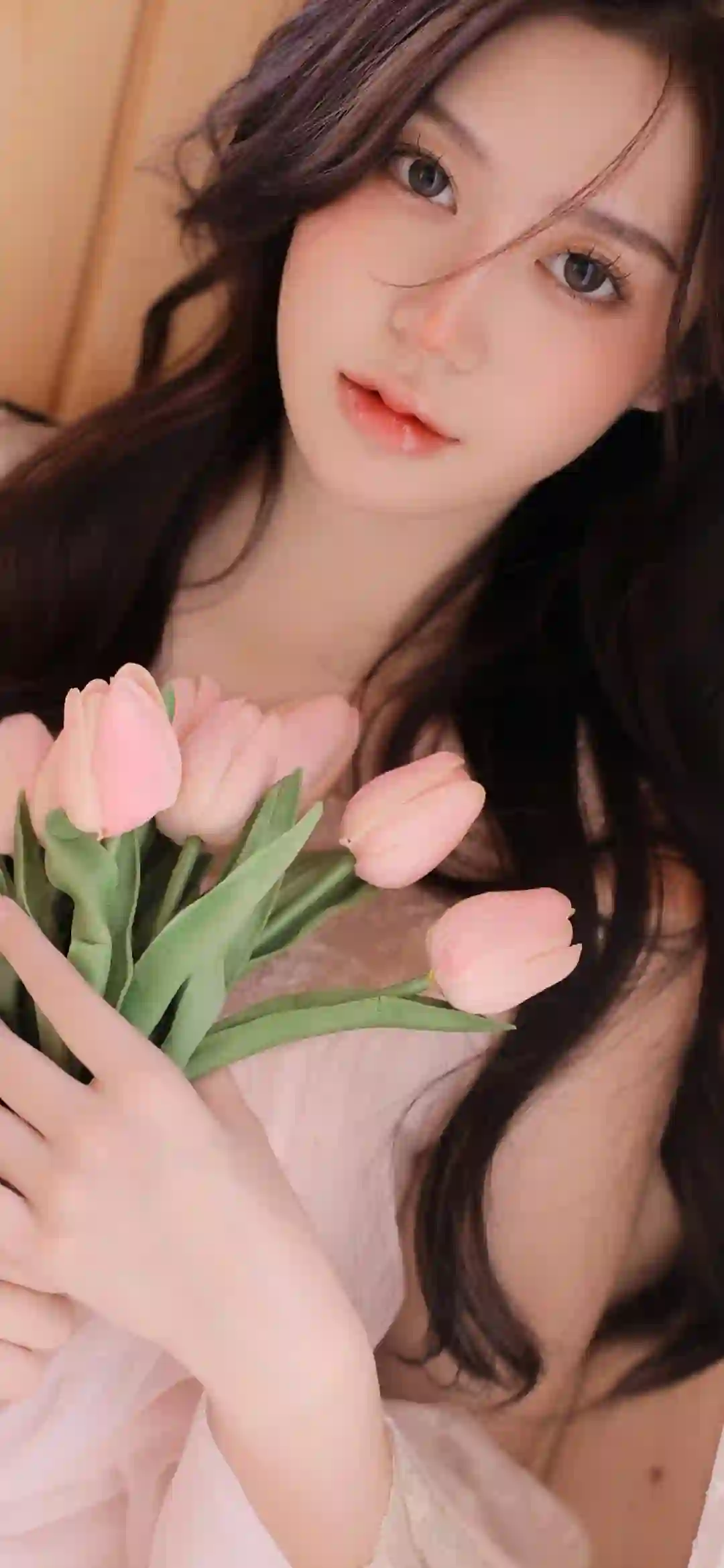 手捧鲜花的 粉色长裙美女 居家