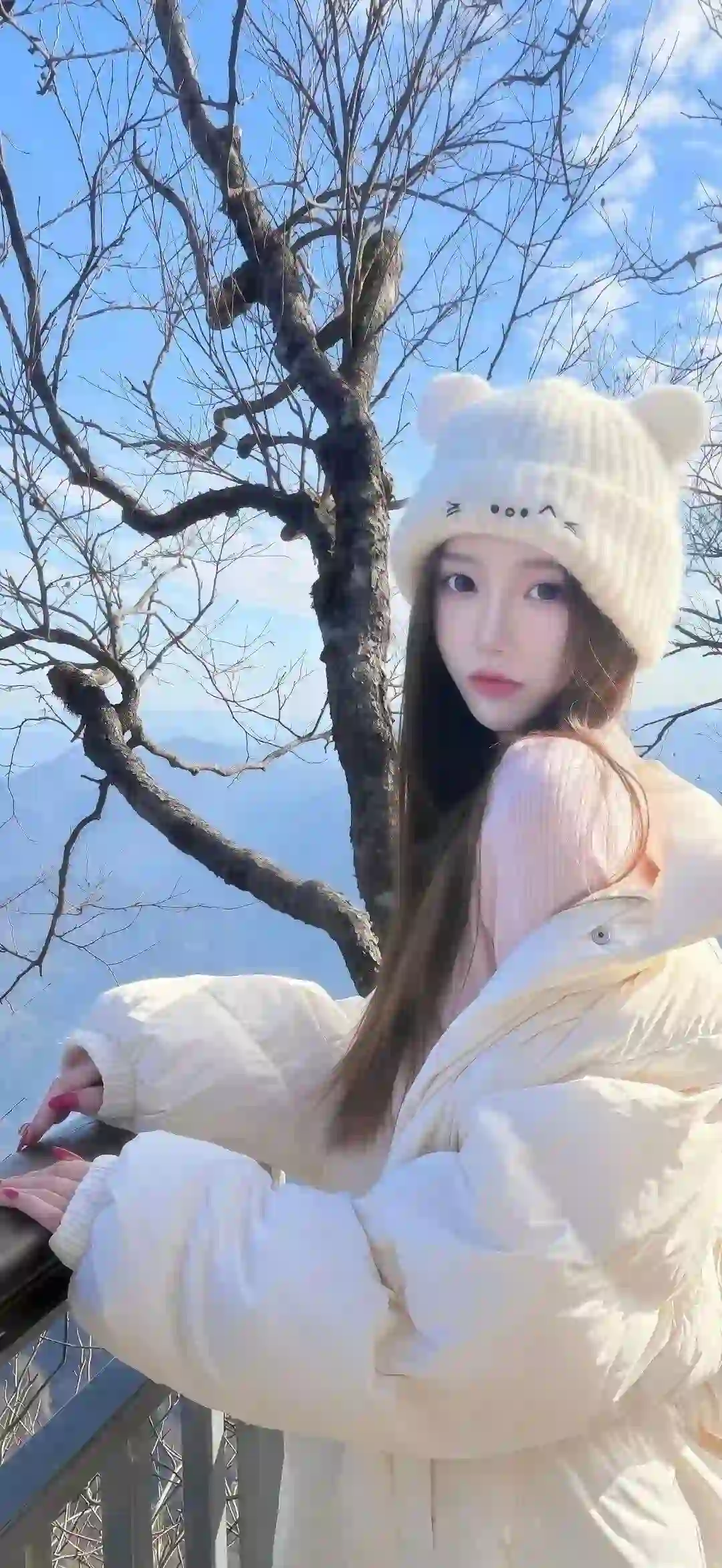 美女 长发美女 性感 白色帽子 白色羽绒服