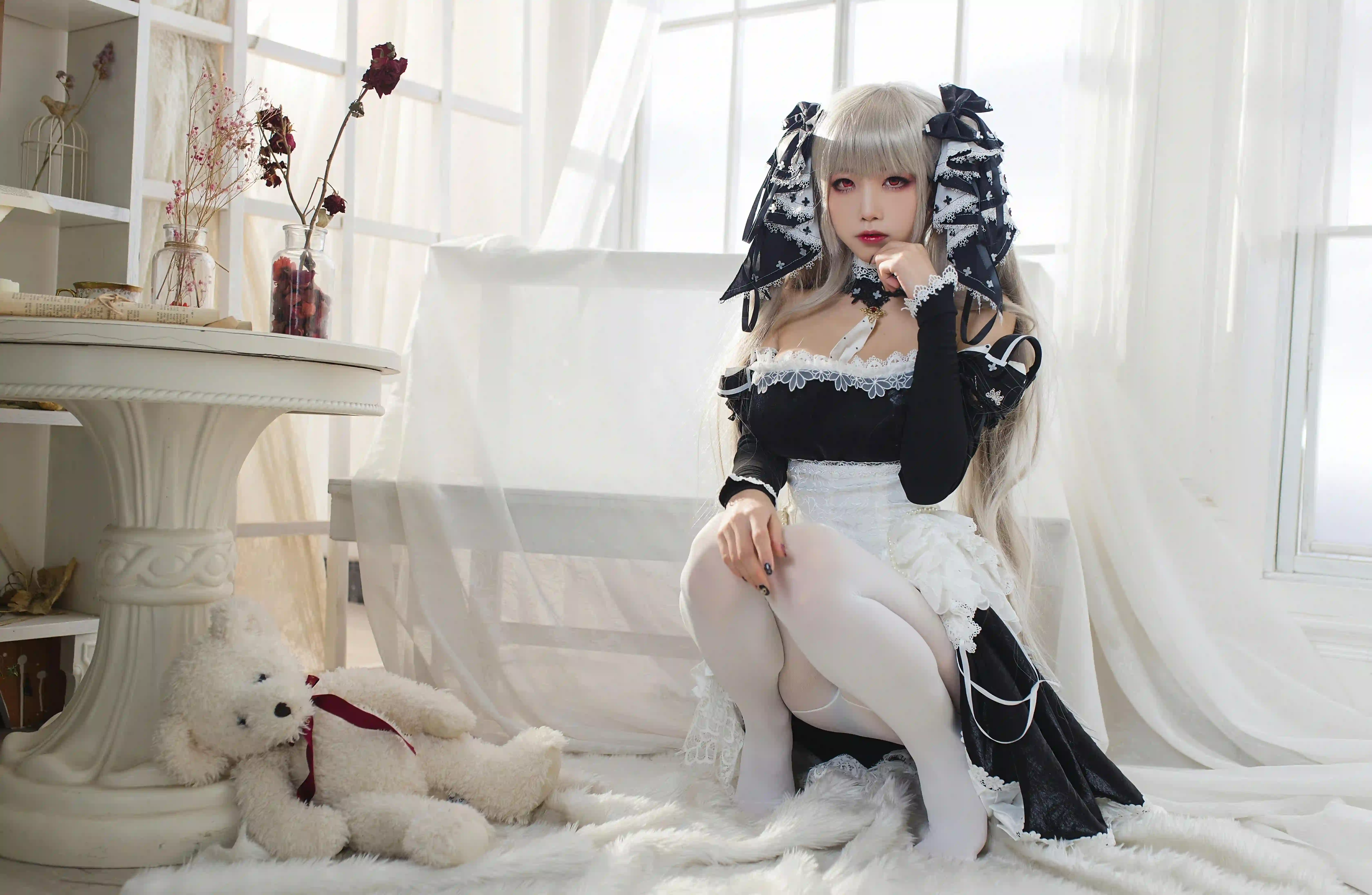 哥特洛丽塔 cosplay 银发少女 泰迪熊 白色房间