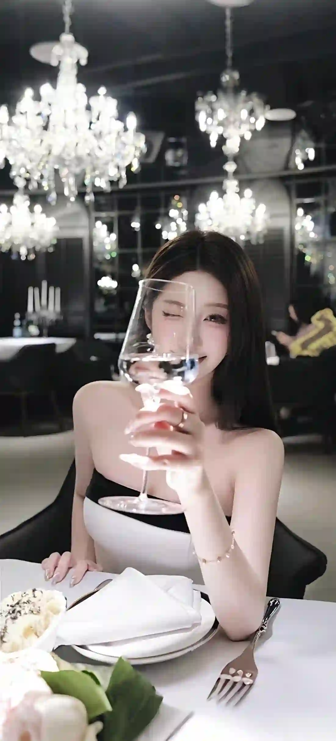 优雅美女 餐厅 举杯 眨眼 水晶吊灯 红酒杯 浪漫氛围