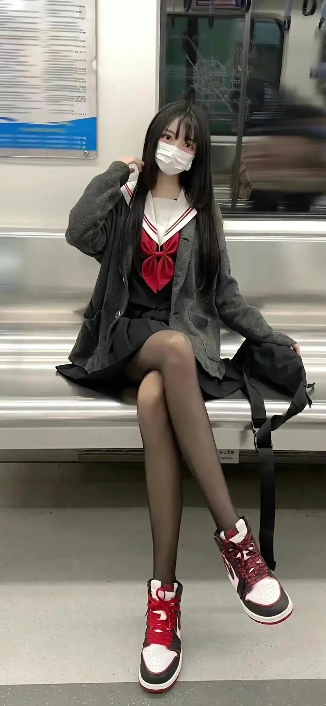 地铁上的长发黑丝jk美女｜户外场景