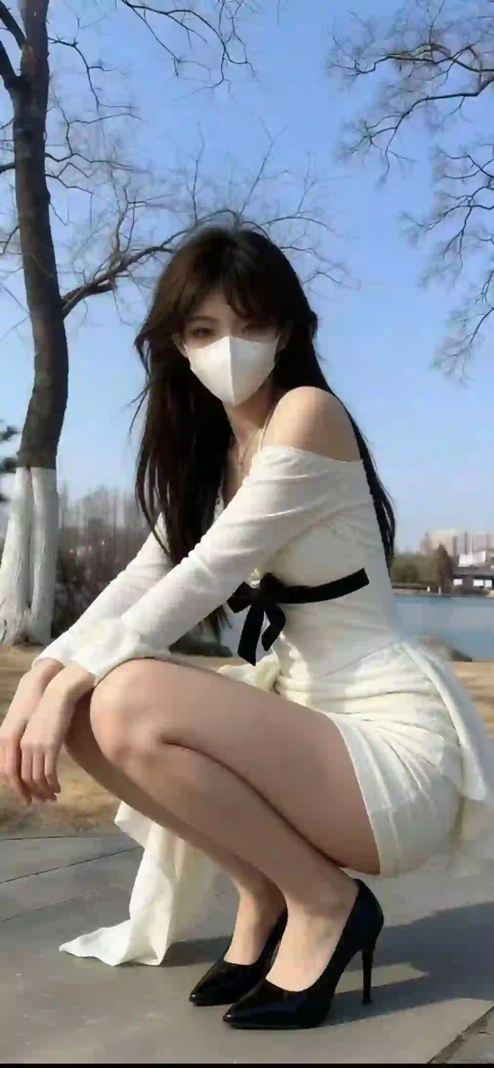 长腿美女 白色裙子 黑色高跟鞋 口罩