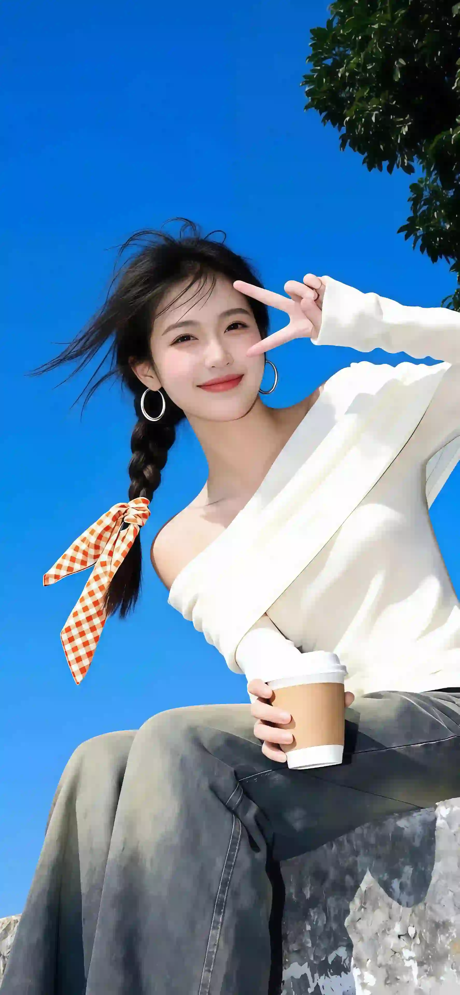 可爱剪刀手势美女 仰拍 漏肩穿搭 牛仔裤穿搭