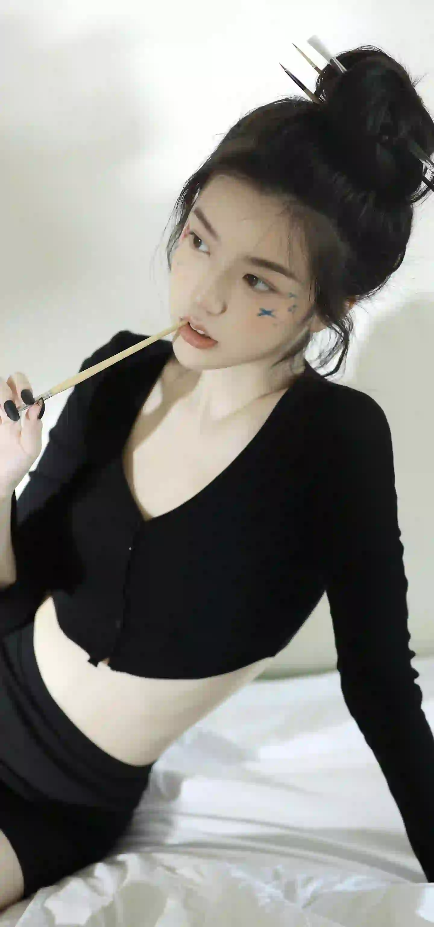 艺术彩妆 长发清纯美女 居家写真  画笔