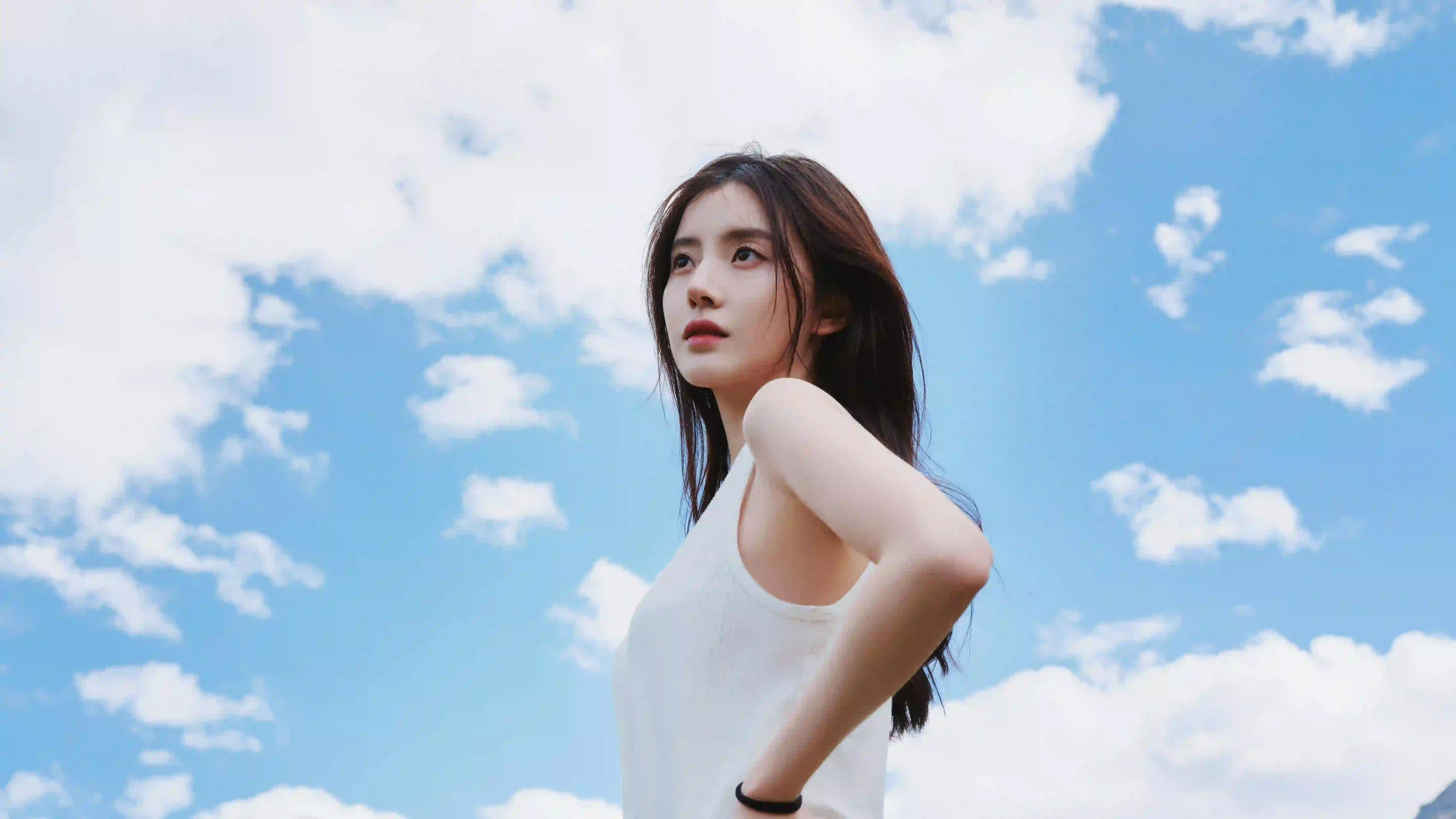长发女孩 白色衣服 蓝色天空 蓝天白云