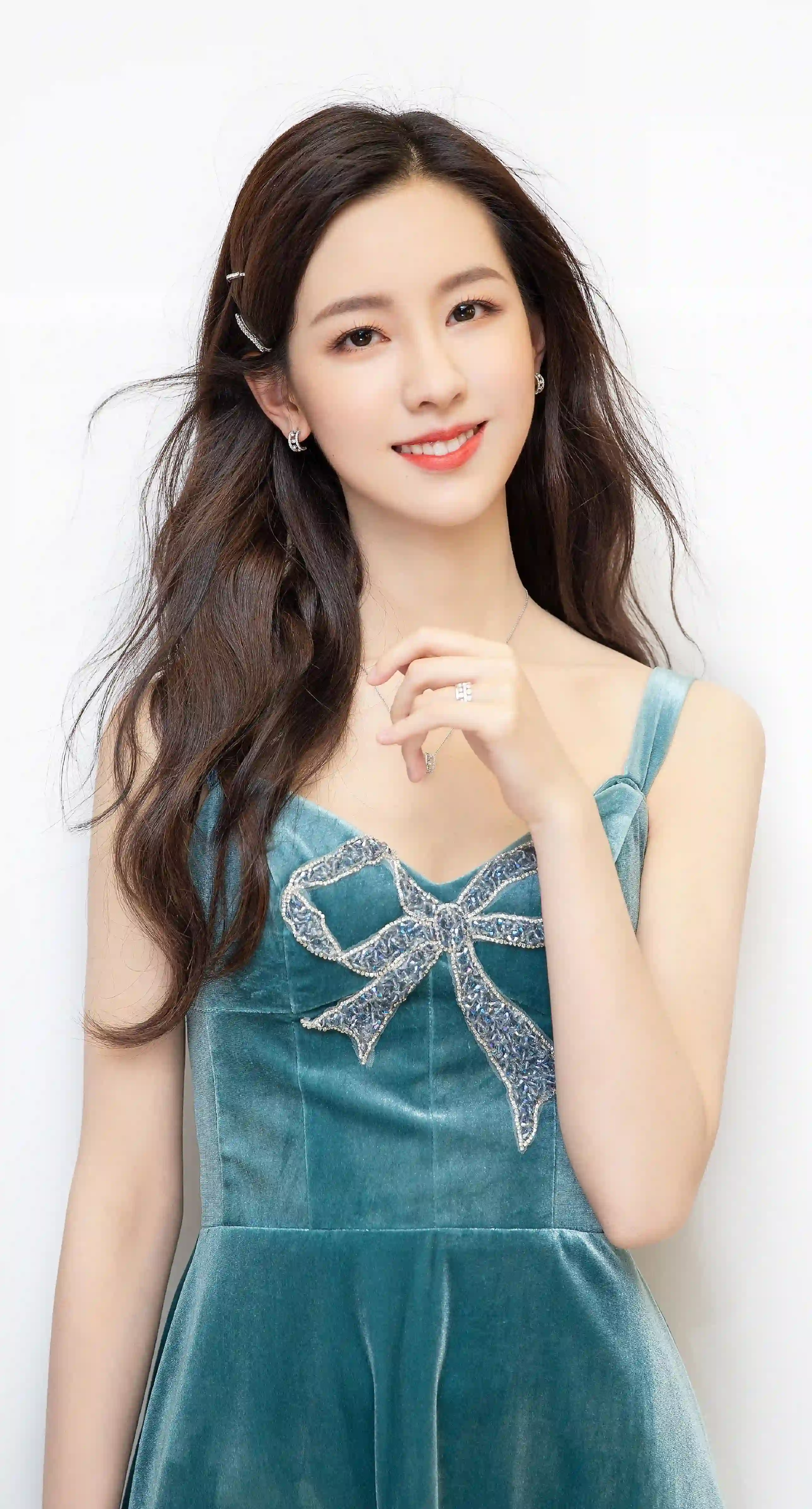 美女 绿色丝绒礼服 蝴蝶结连衣裙 长发写真 时尚人像 陈都灵
