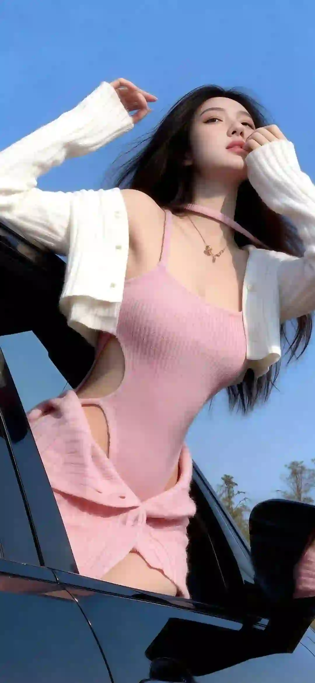 长发美女 性感穿搭 粉色吊带 户外 自由