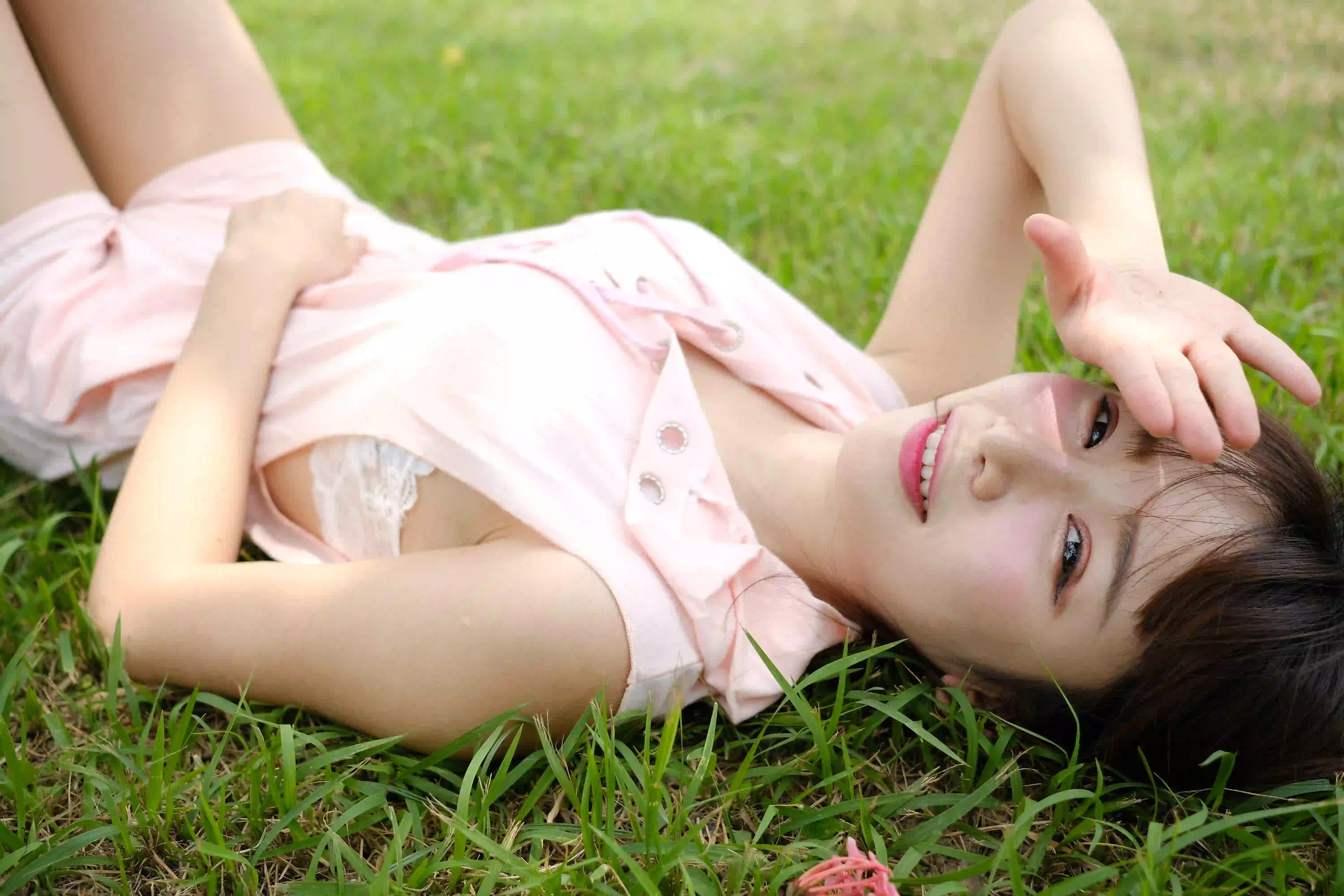 躺在草地上的长发美女 性感美女