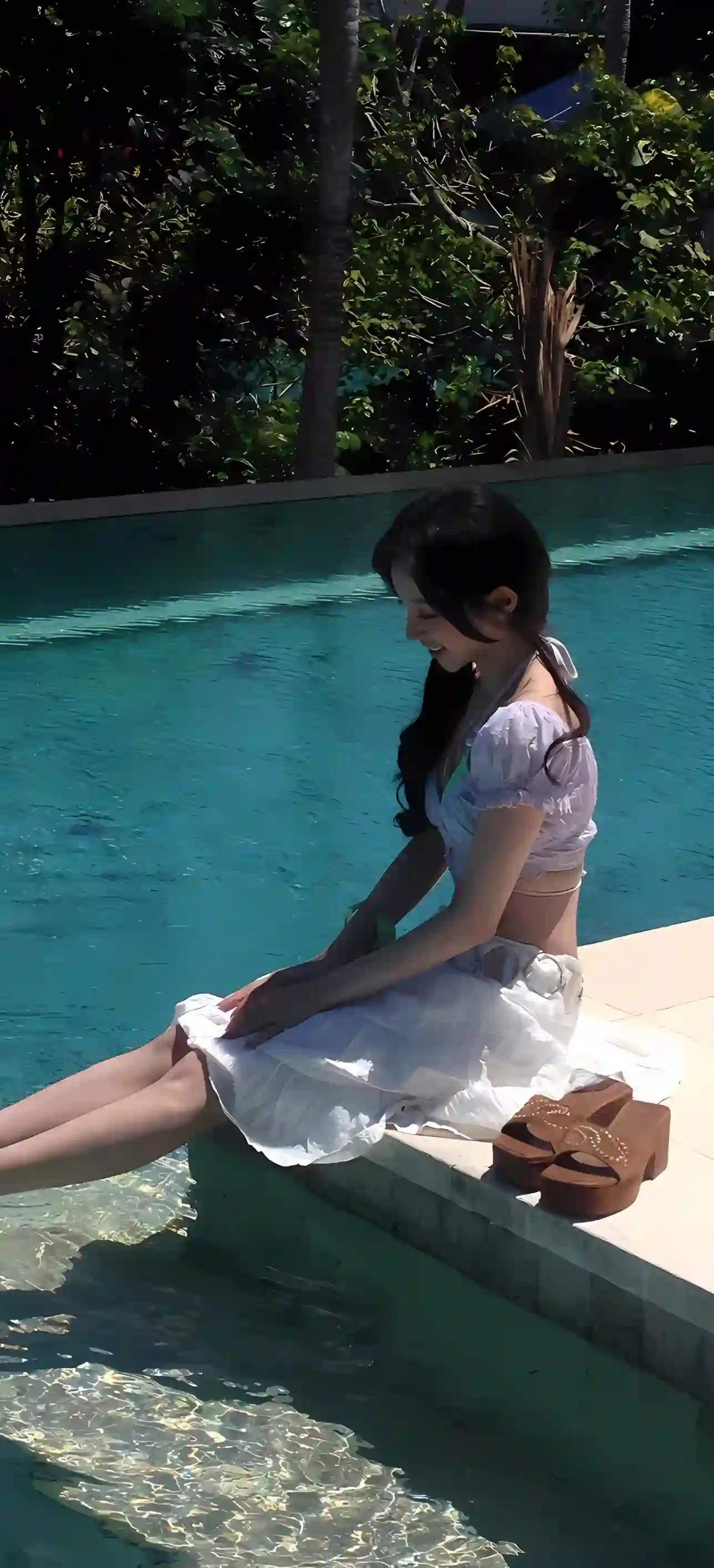 泳池边 白裙女孩 夏日 清新 水景 壁纸