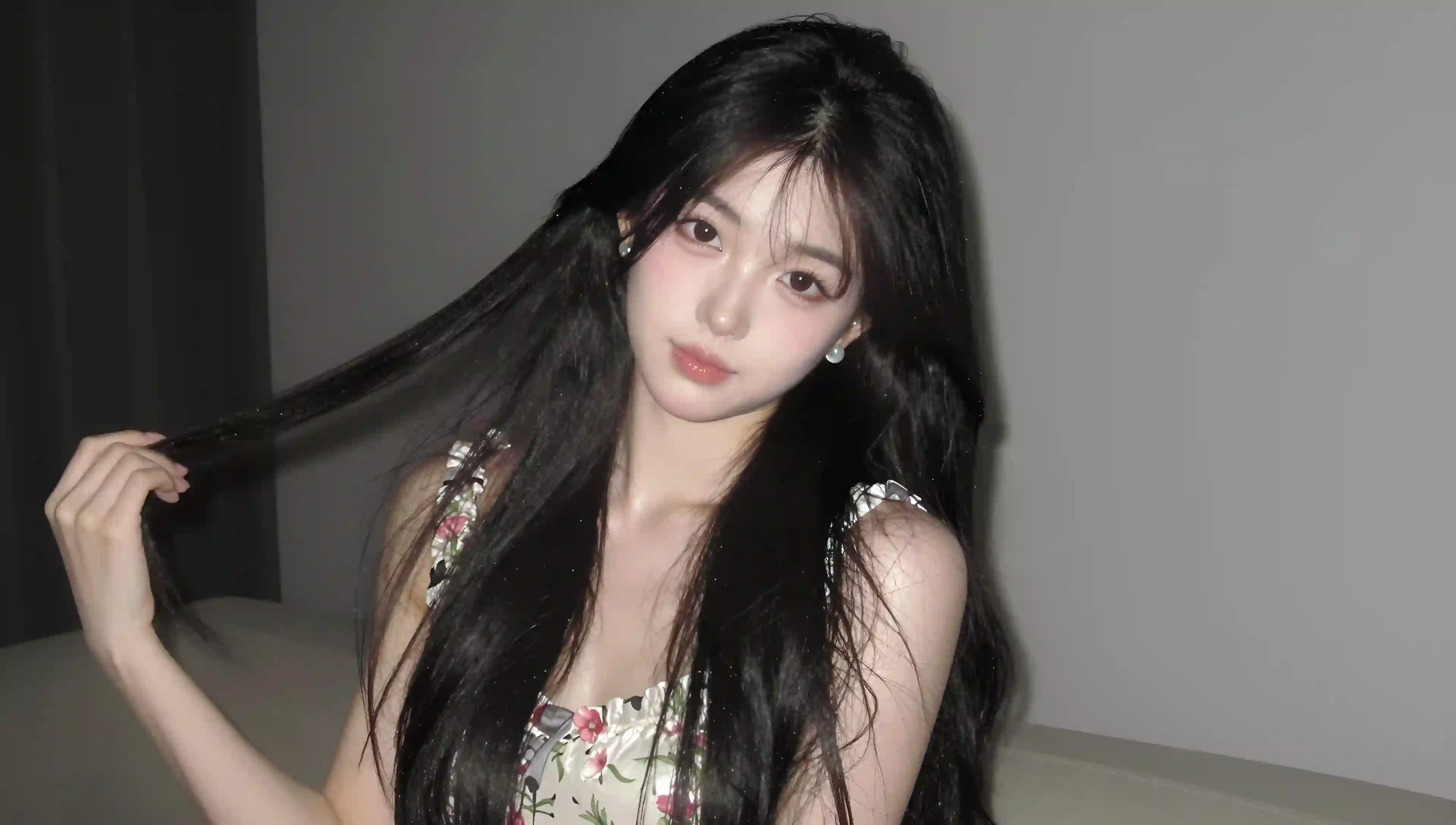 长发女孩 室内写真 唯美 清新 简约 花纹吊带裙