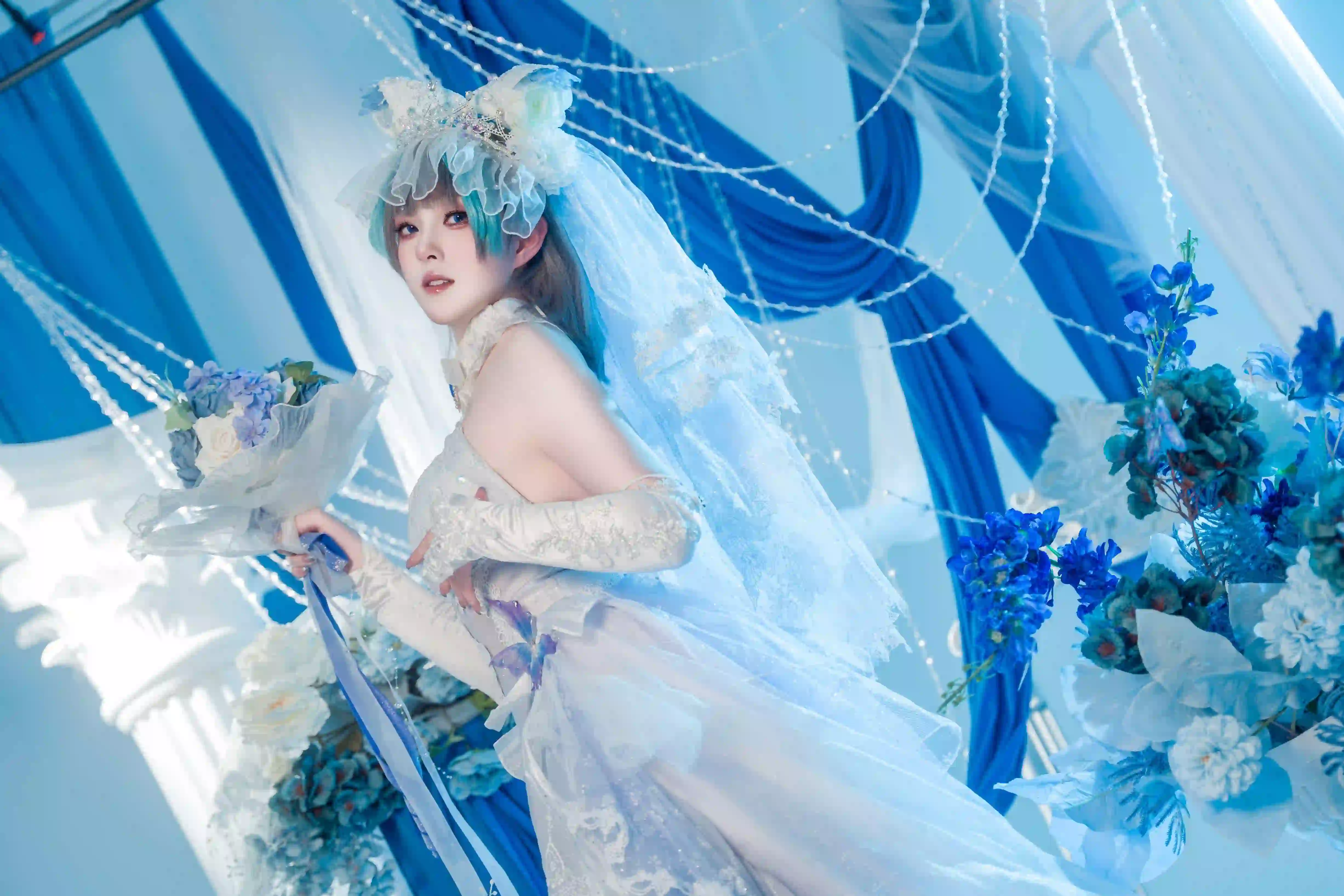 白色婚纱长裙 长发美女 手捧鲜花 蓝色氛围