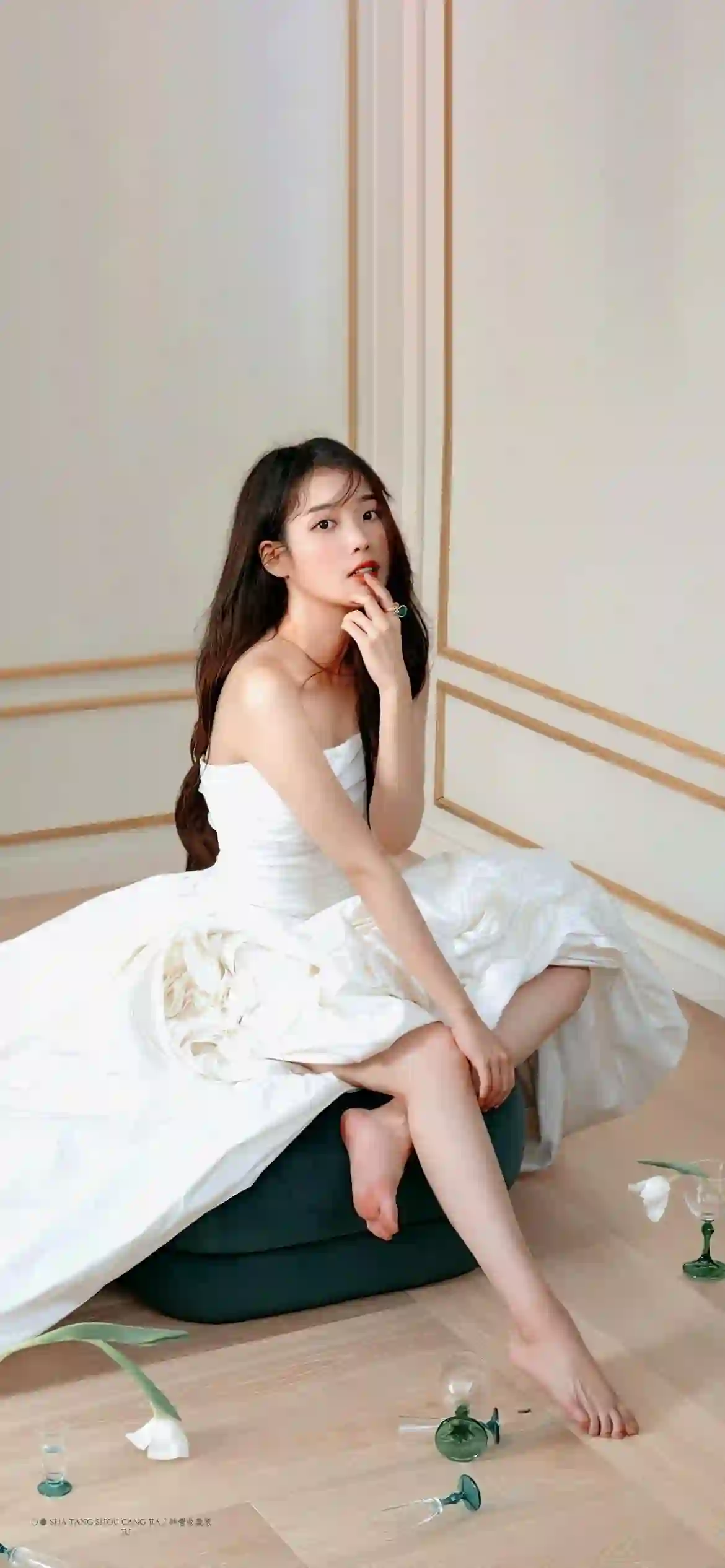 美女明星 IU 长发清纯美女 韩国明星 长腿美女 性感 白色抹胸长裙