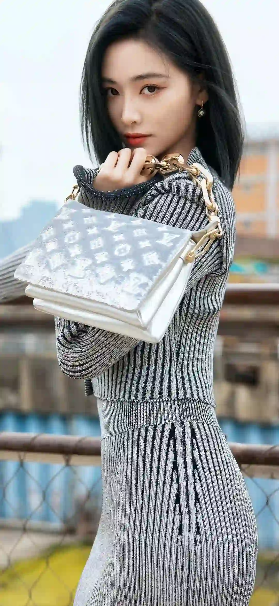 许佳琪 长发美女 条纹长裙