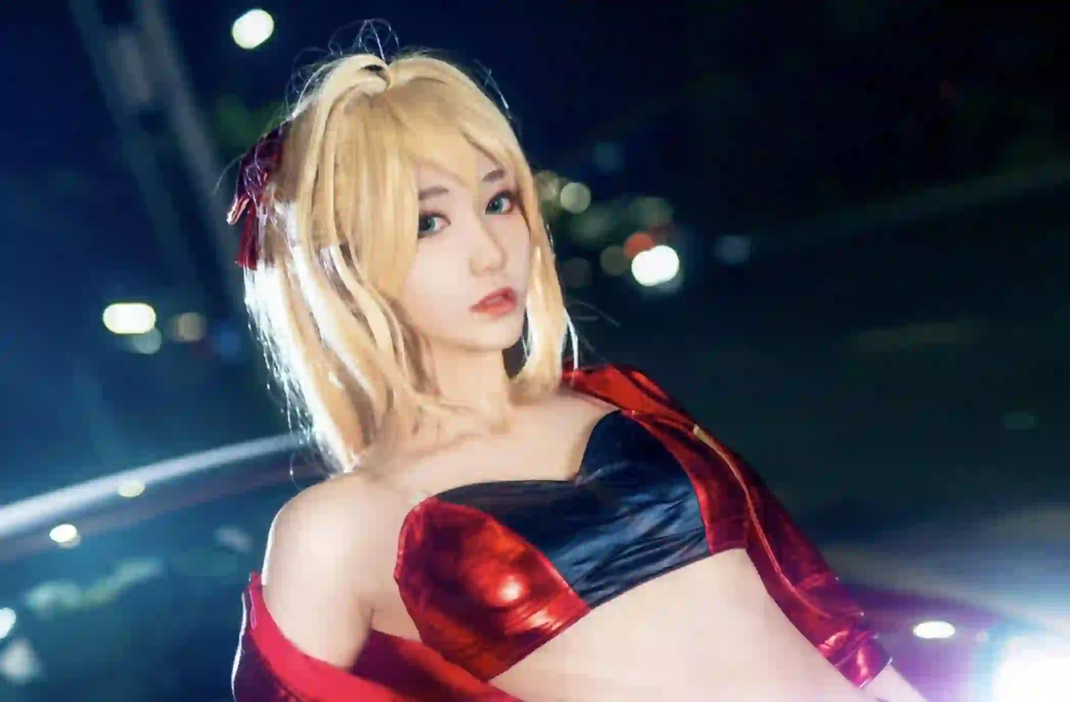 长腿美女 红色长靴 红色车 黄色头发 性感