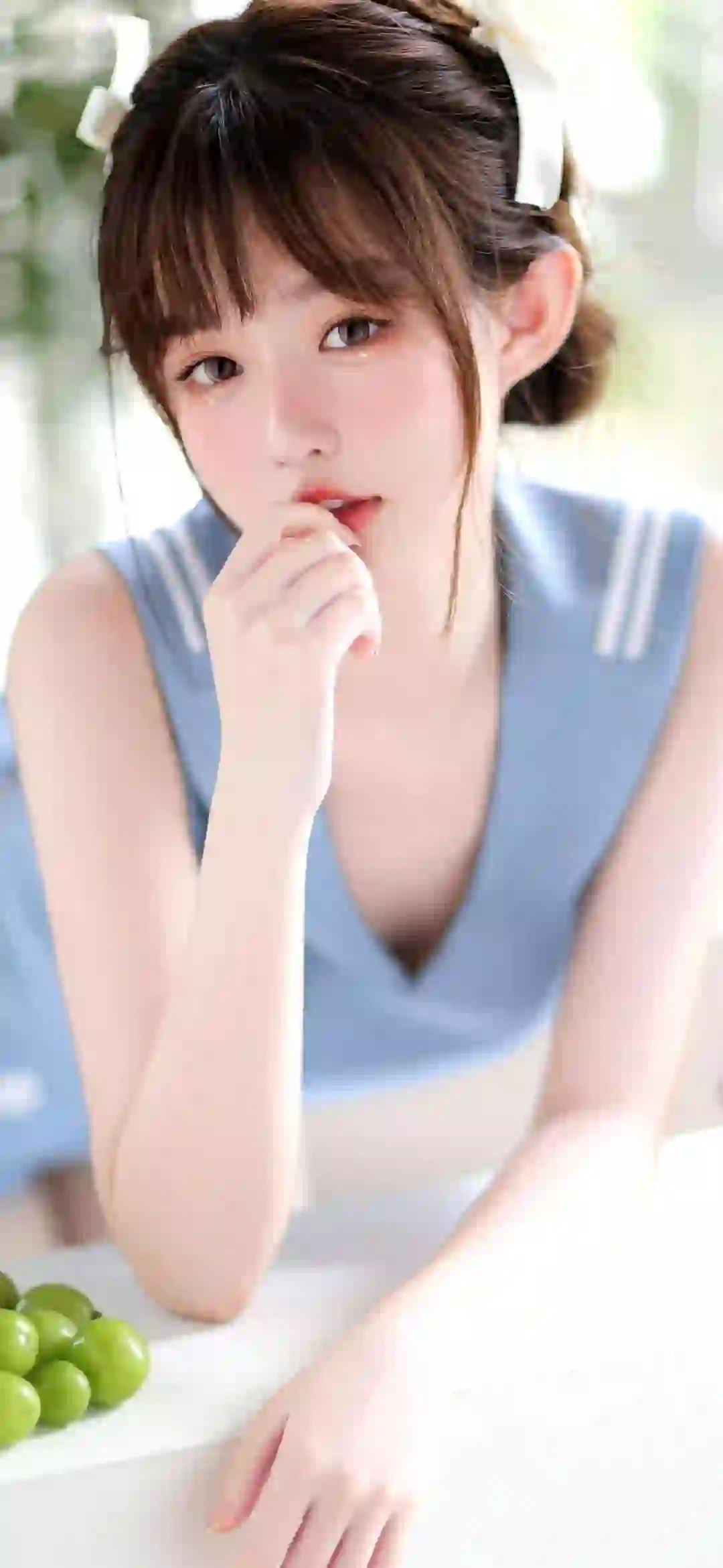 长发清纯美女 可爱女孩 葡萄