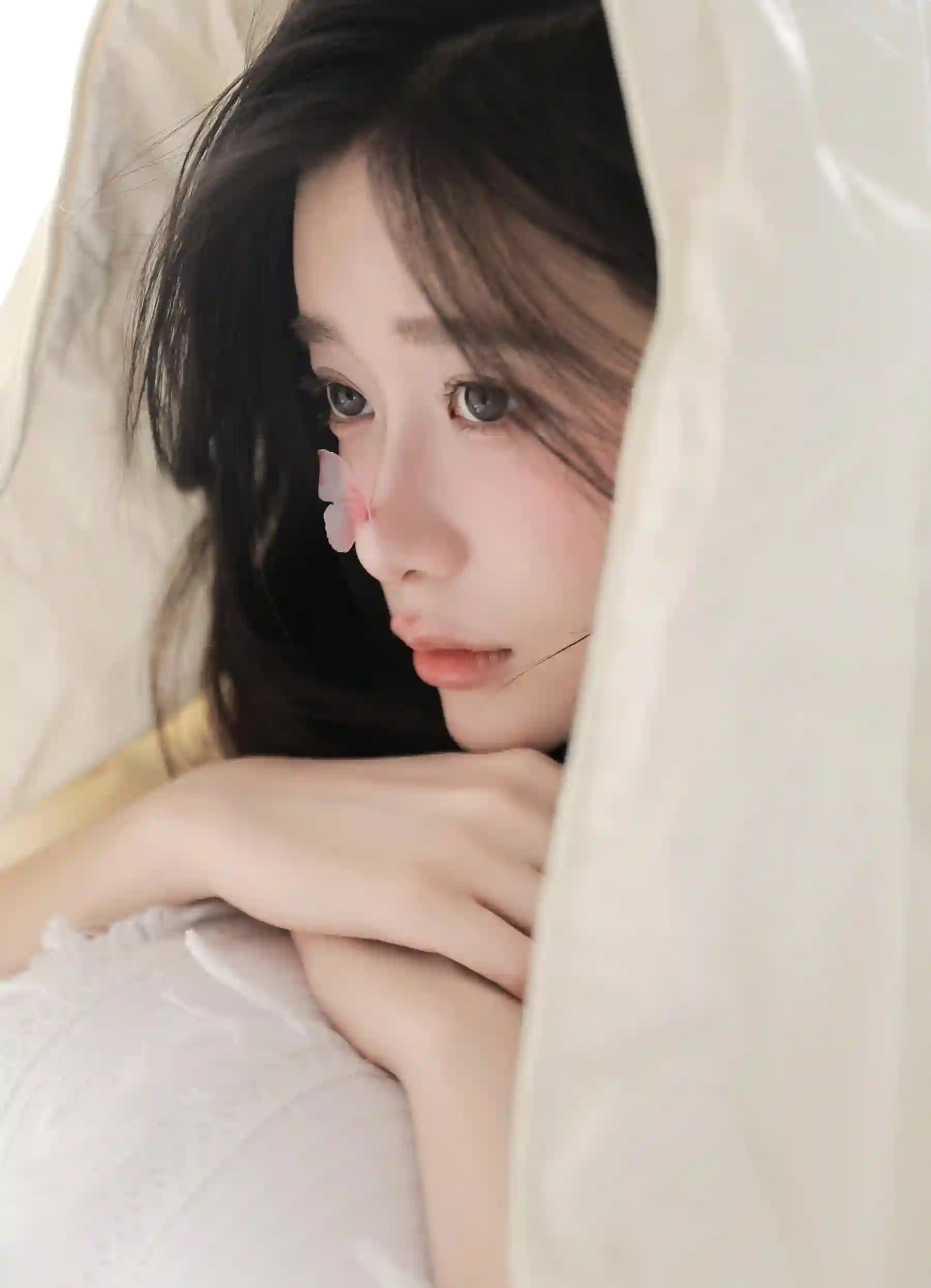 可爱清纯美女 侧脸 长发美女 白色主题 居家写真