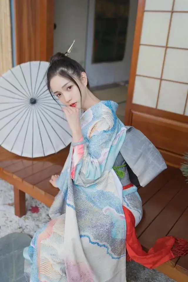 和服长发美女｜白色的伞