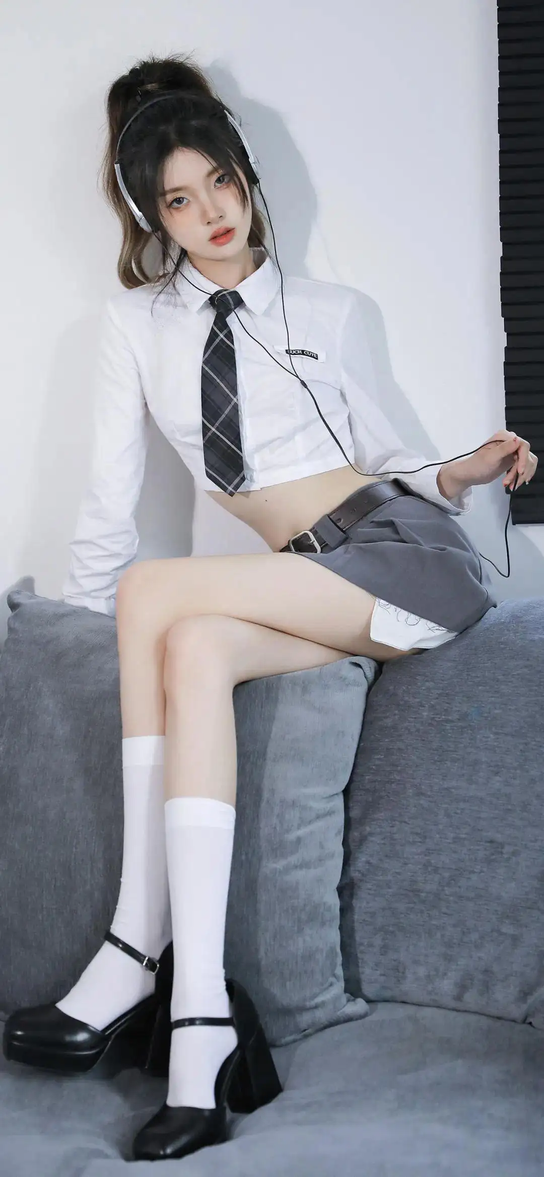 长腿酷酷听音乐的jk美女