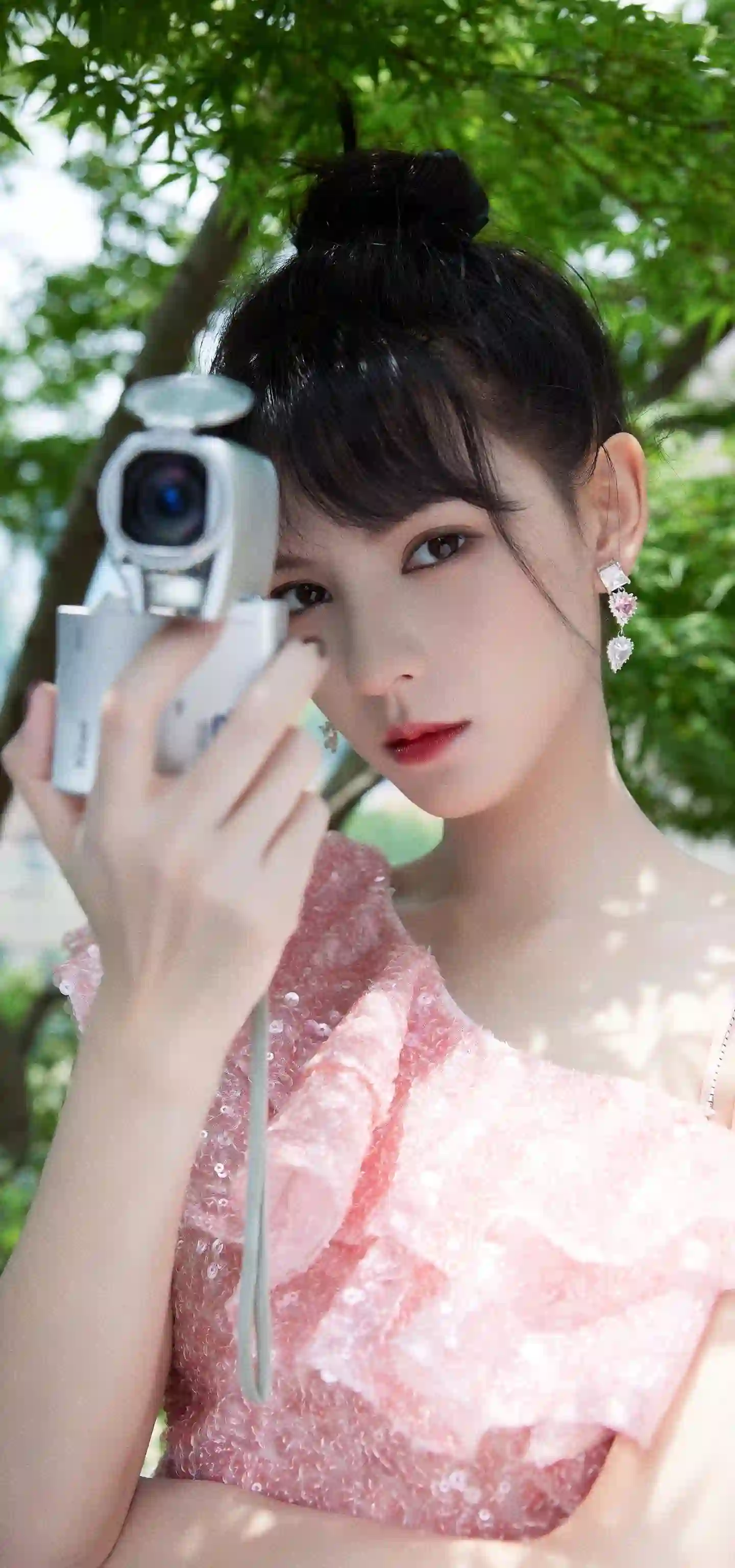 拿着相机的个性美女 张予曦