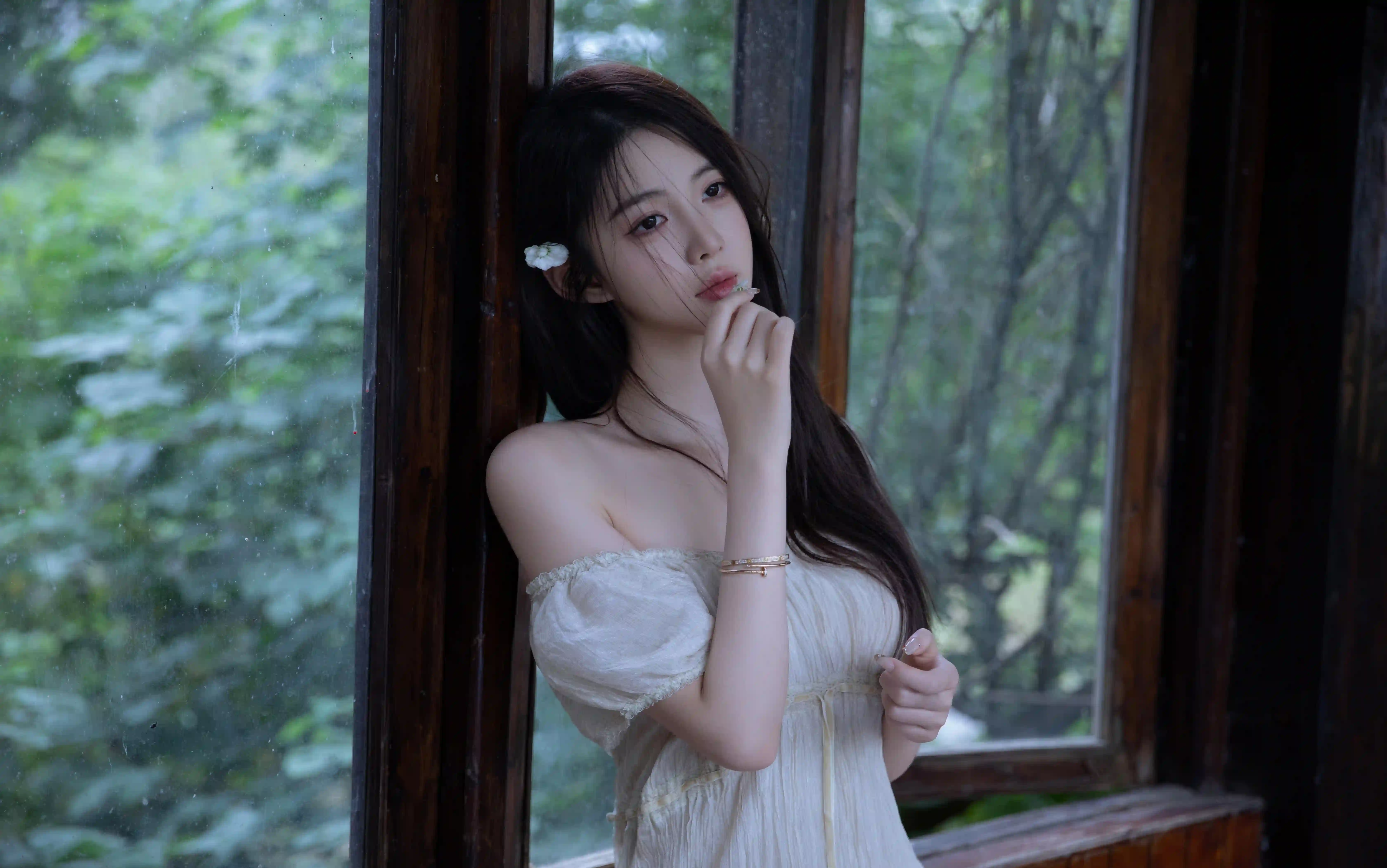 长发美女 白裙美女 头戴白色花朵