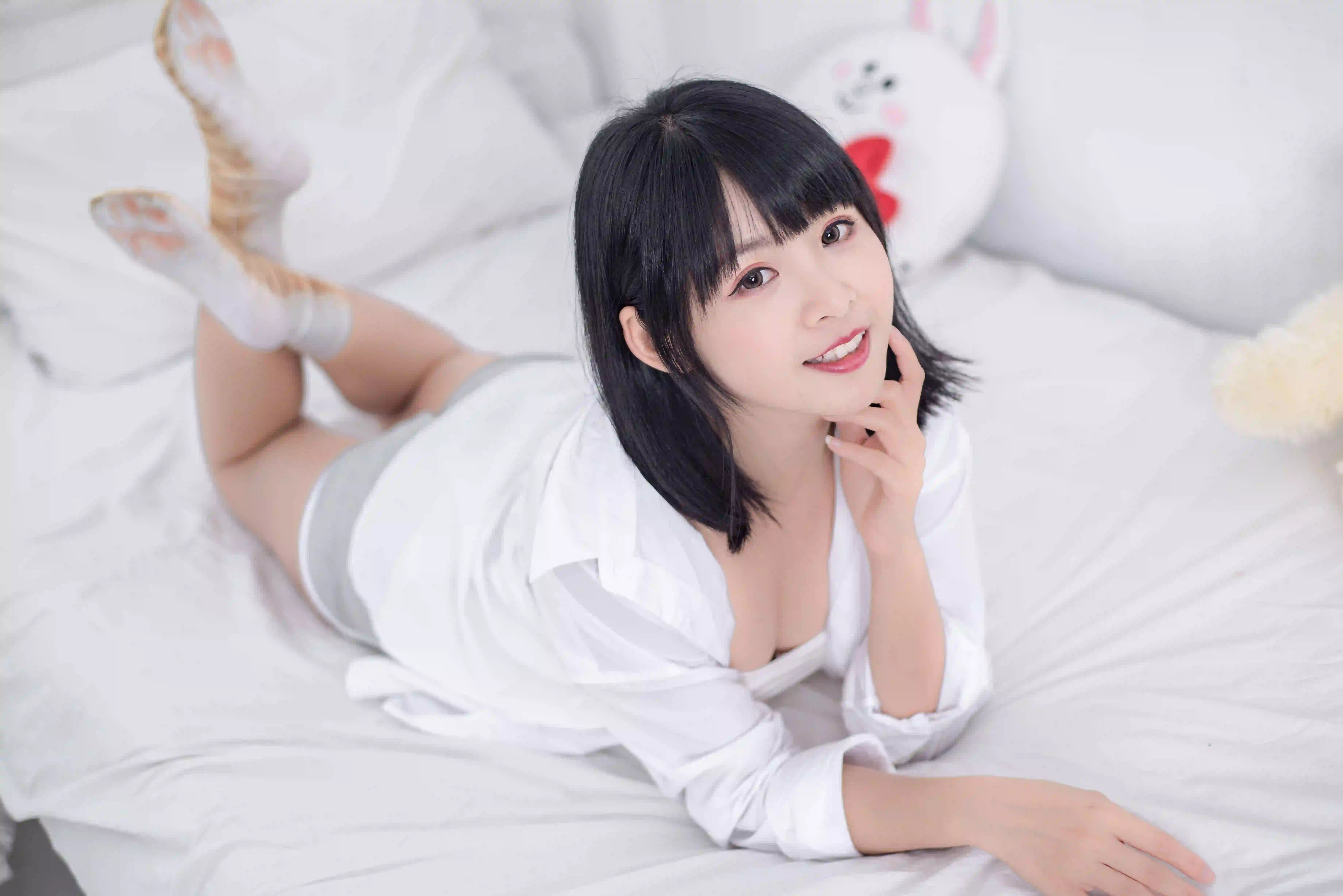 白色衬衫 白色衣服 短发女孩 居家写真 