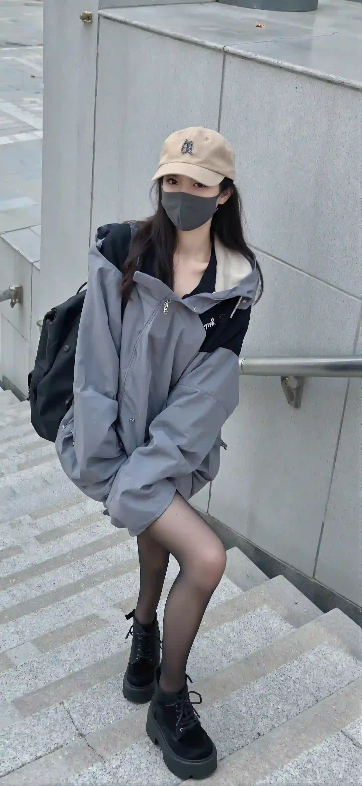戴着帽子的性感长腿丝袜女孩 黑色丝袜 丝袜 黑丝