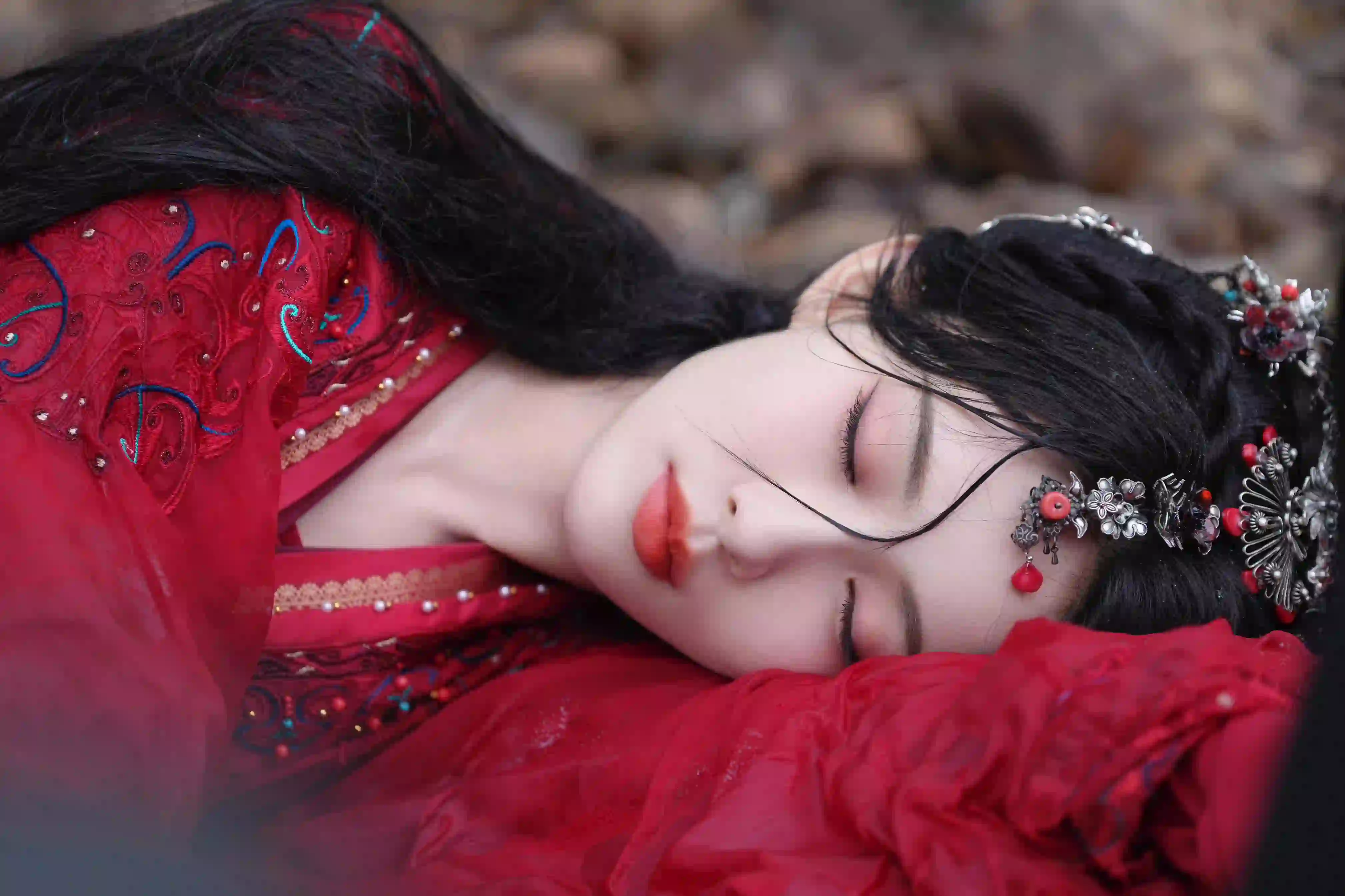 红色古风美女孟子义 汉服美女 侧躺
