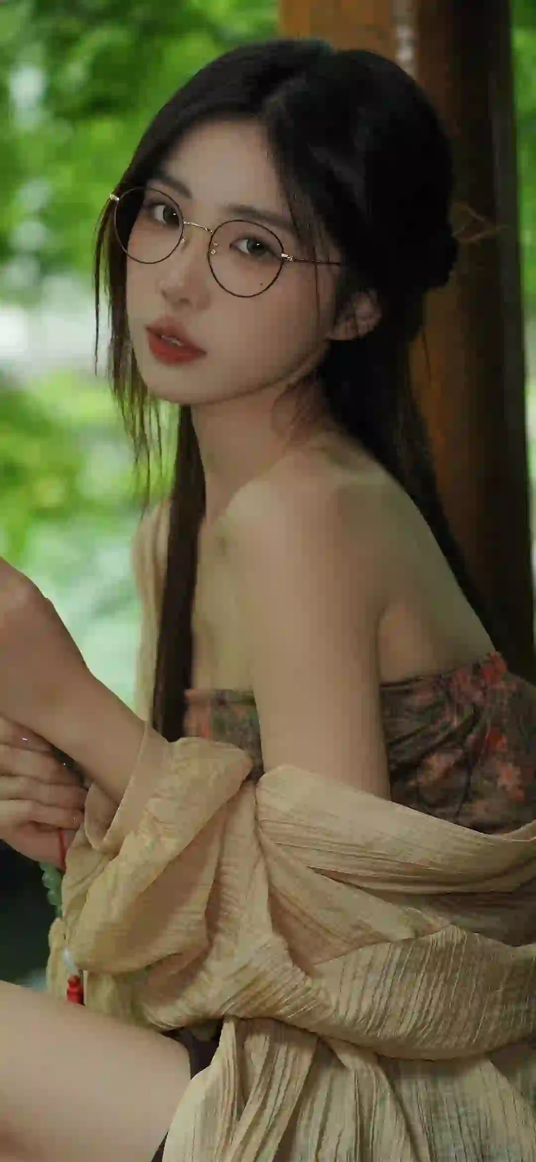 带黑框眼镜的性感长发美女 古风美女 抹胸穿搭