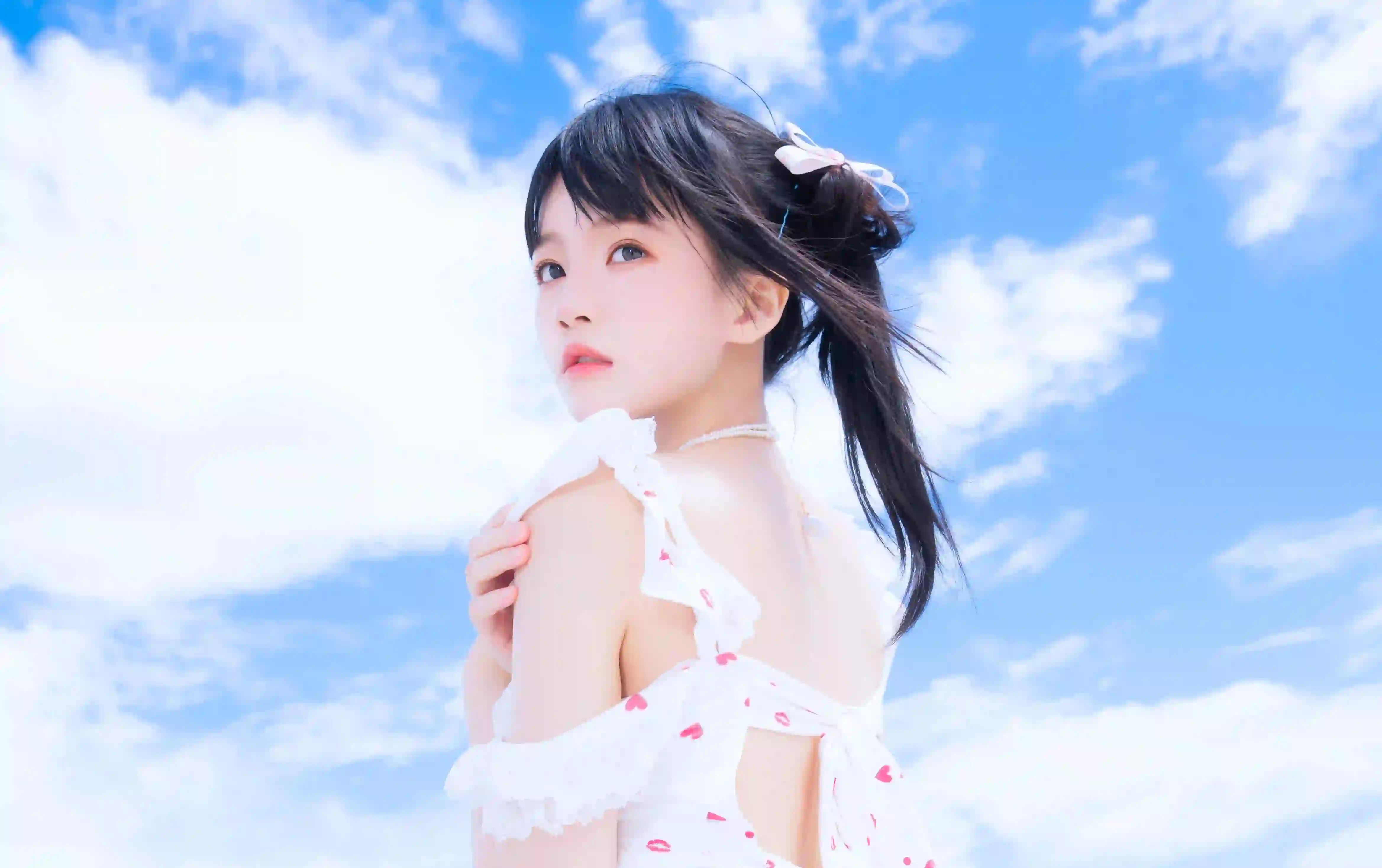 夏日炎炎 可爱碎花吊带裙女孩 海边 清纯 蓝天白云 回头