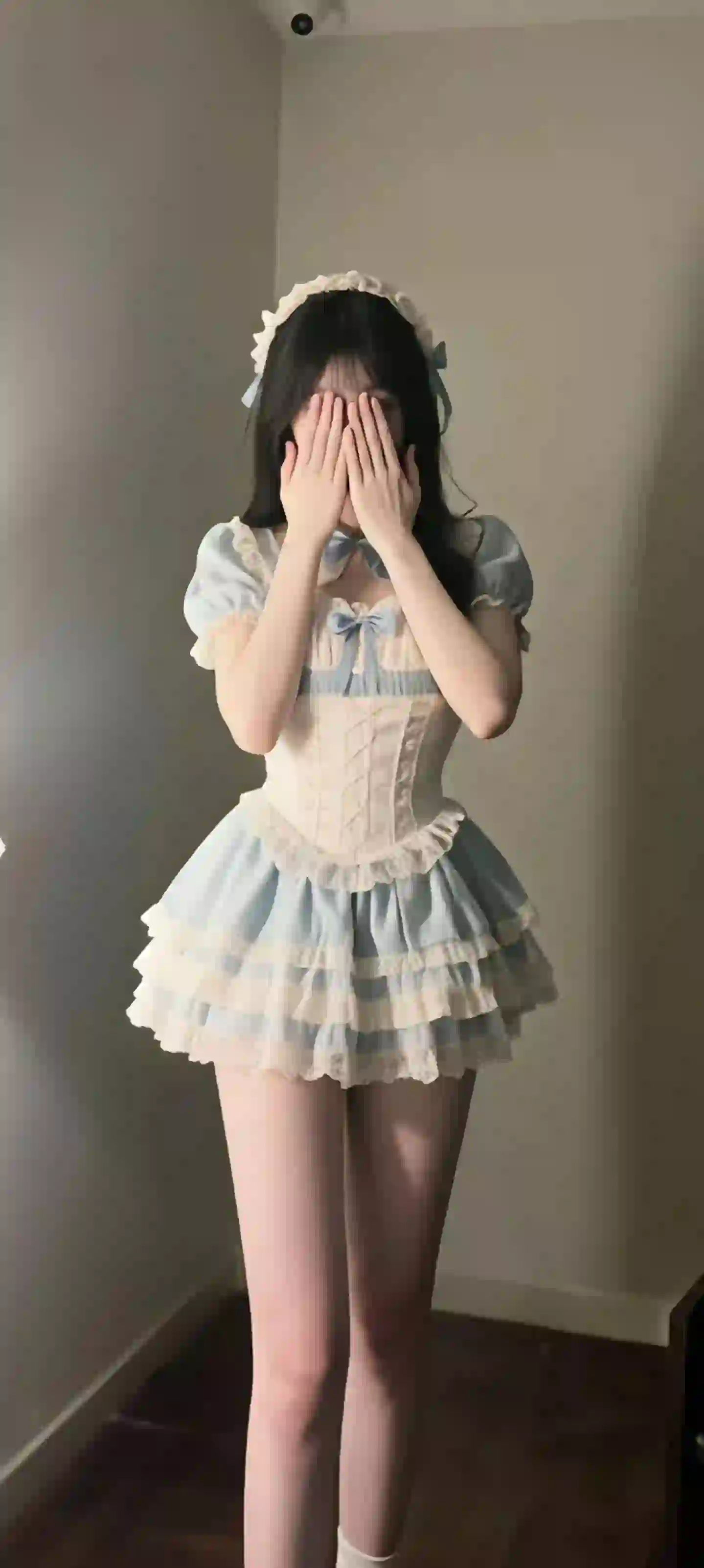 蒙眼的可爱女孩 短裙穿搭 长腿美女 